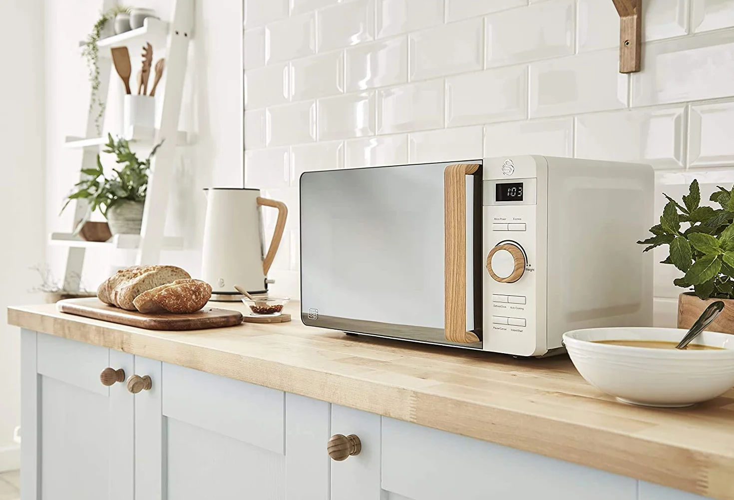 Swan Horno microondas digital nórdico de 20 L, 6 niveles de potencia, 800 W de potencia, temporizador de 60 minutos, blanco mate
