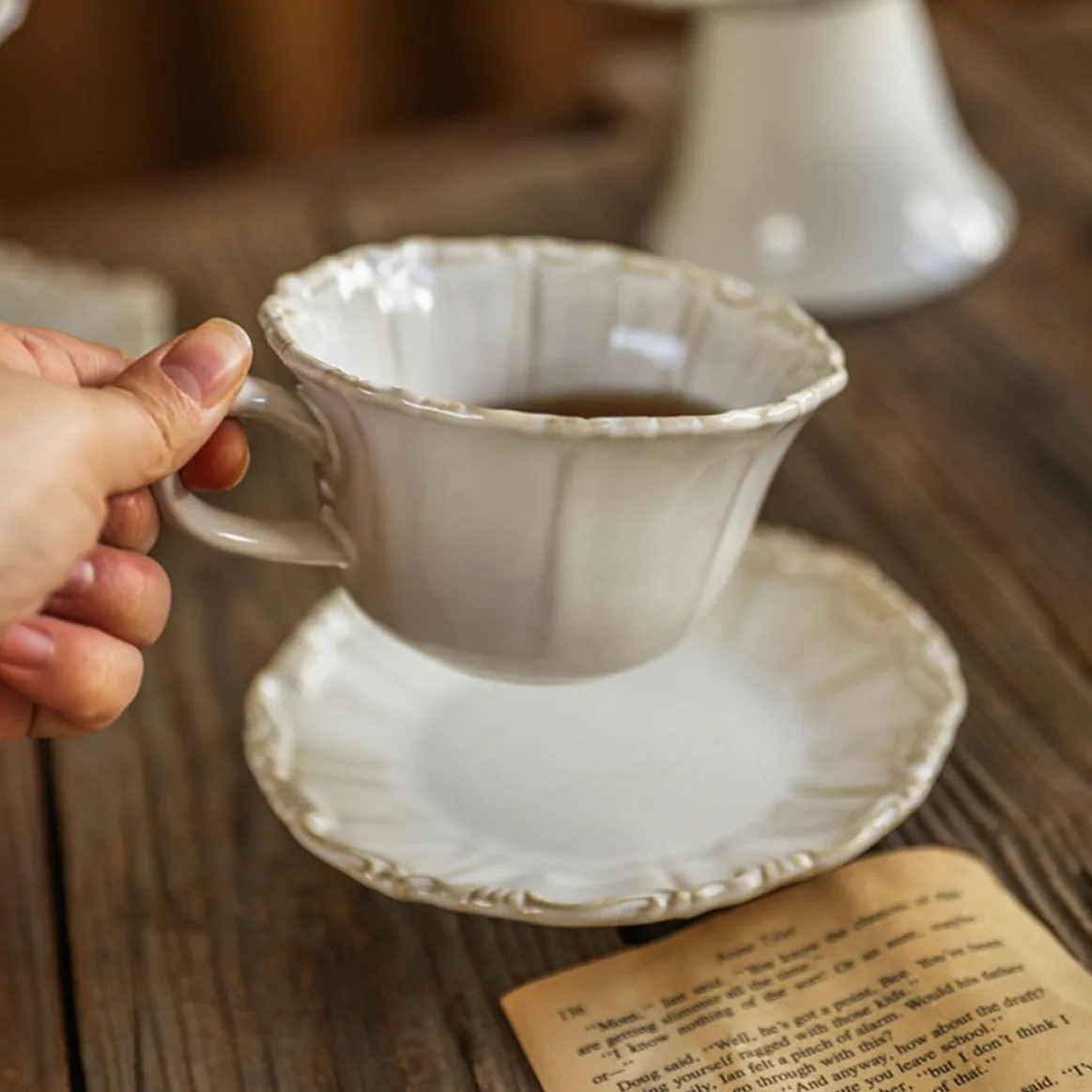 DECHOUS Juego de Taza de Cerámica Estilo Elegante Vintage de 300ml Platillo Antideslizante y Fácil de Limpiar, Adecuado para Disfrutar Café o Té en Casa