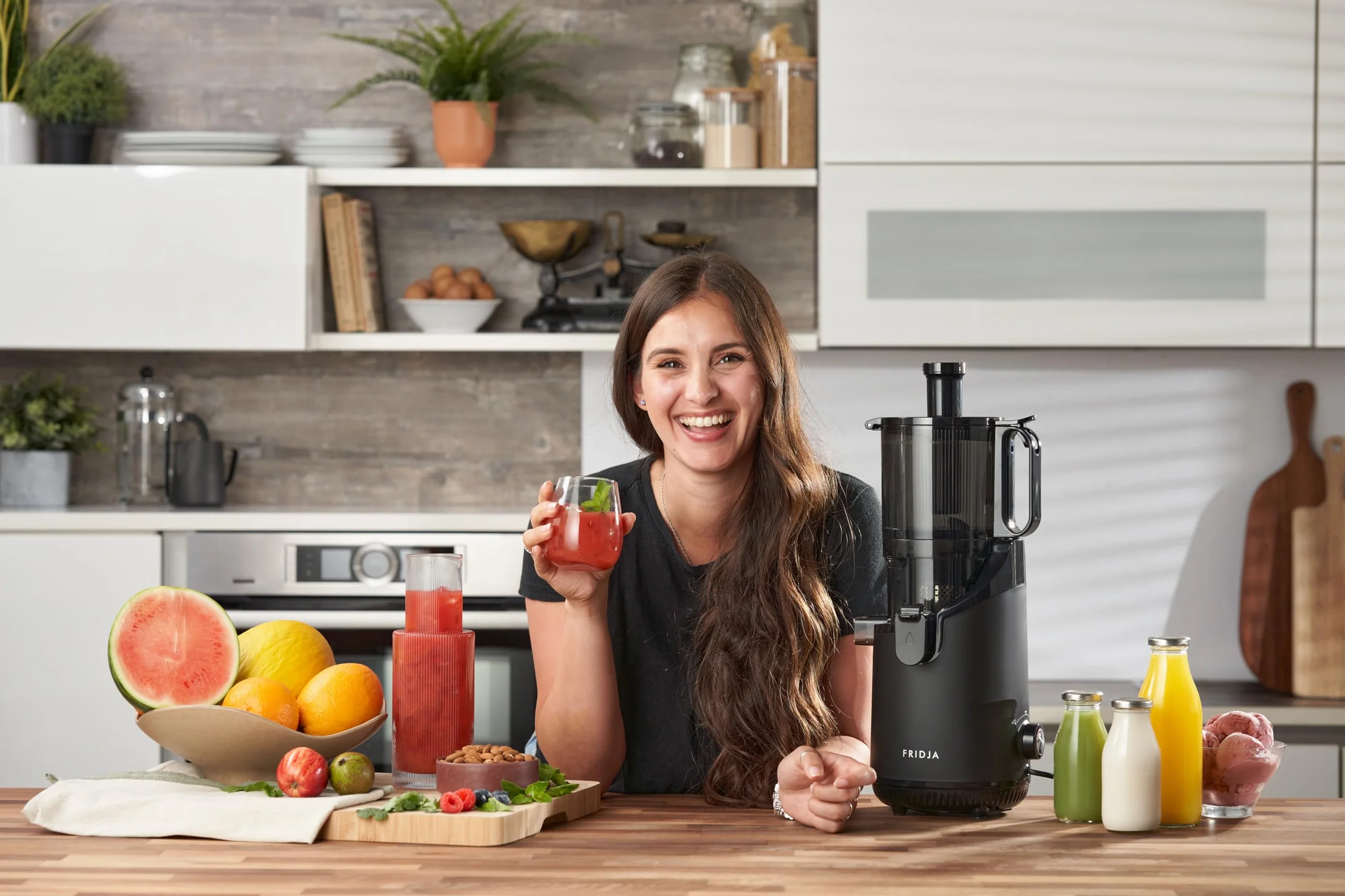 Fridja f2500 Exprimidor Automático de Fruta Entera | Boca de Entrada 135mm | Extractor de Zumo por Prensa Fría 250W | Alto Rendimiento | Fácil Limpieza | Sin BPA | Negro Mate [Clase Energética A++]