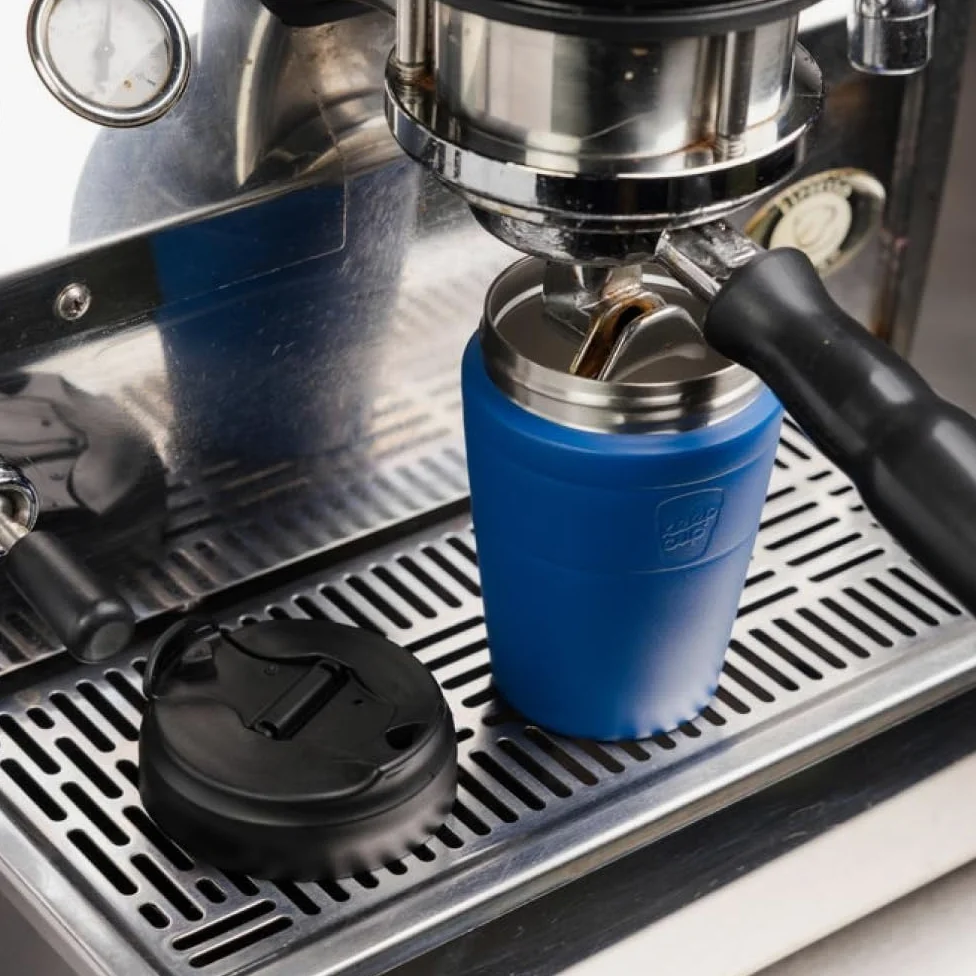 KeepCup Commuter - Taza de café reutilizable de acero inoxidable aislada con tapa abatible a prueba de derrames, 454 ml, color azul eléctrico
