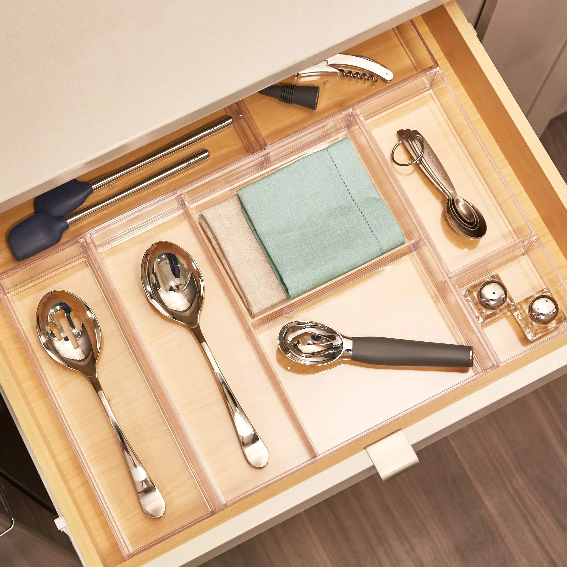 iDesign Organizador de maquillaje y cosméticos, organizador de cajones pequeño de plástico libre de BPA, caja apilable para baño, cocina y oficina, transparente