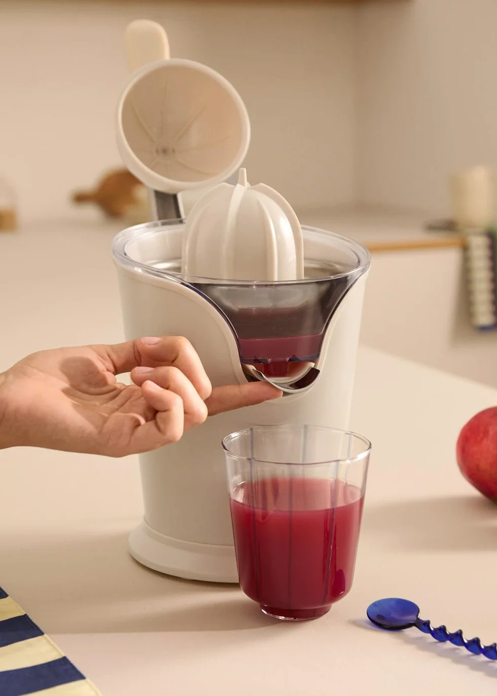 CREATE/JUICER PRESS/Exprimidor de cítricos eléctrico de palanca blanco roto/Sin salpicaduras. depósito 250ml. filtro de pulpa. sistema antigote. apto lavavajillas. 2 conos desontables. 100W