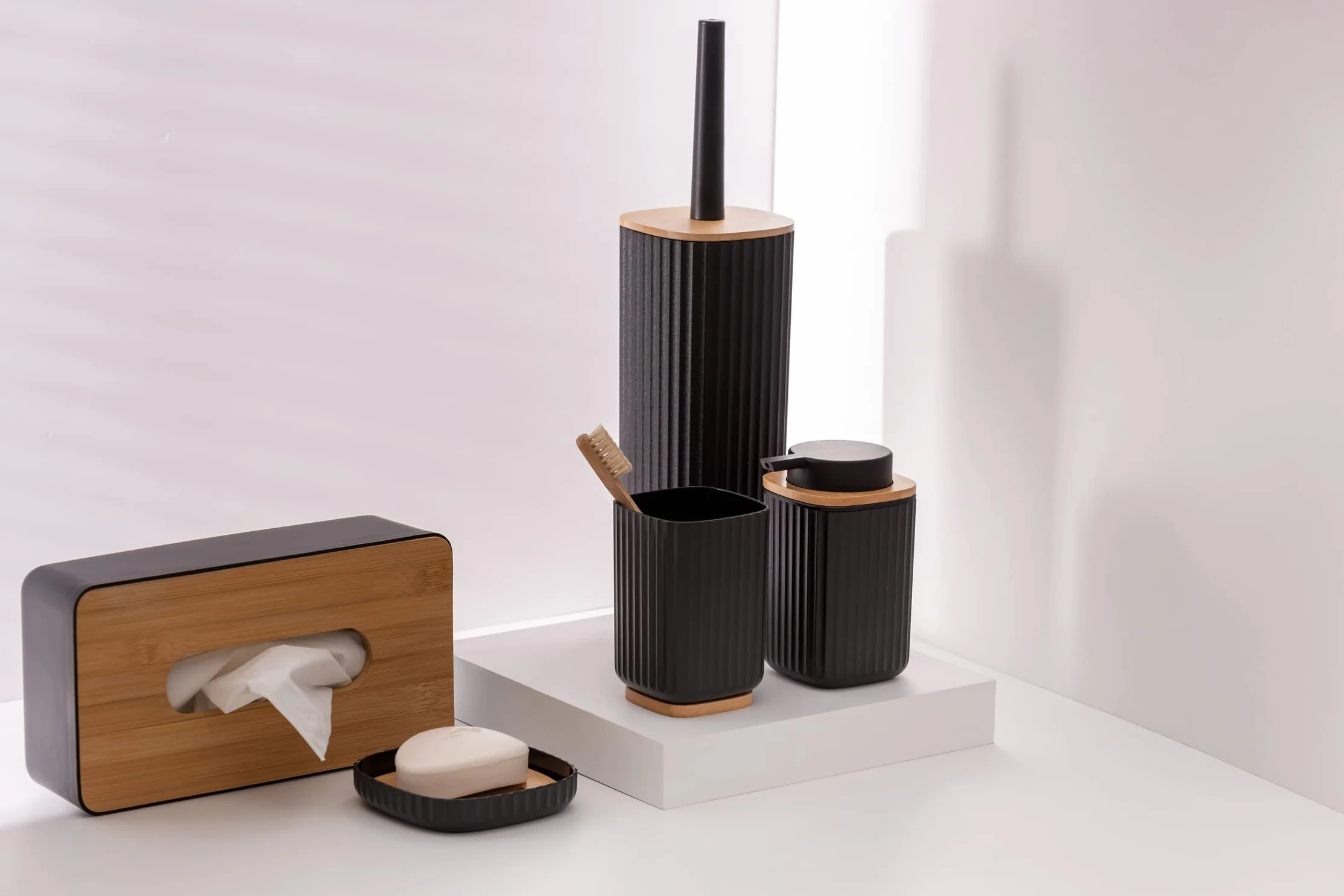 WENKO Vaso para cepillo de dientes Rotello, de plástico, para cepillos de dientes, y base de bambú, para guardar utensilios, con estructura acanalada de fácil sujeción, Ø 8,6 x 11,1 cm, negro/natural
