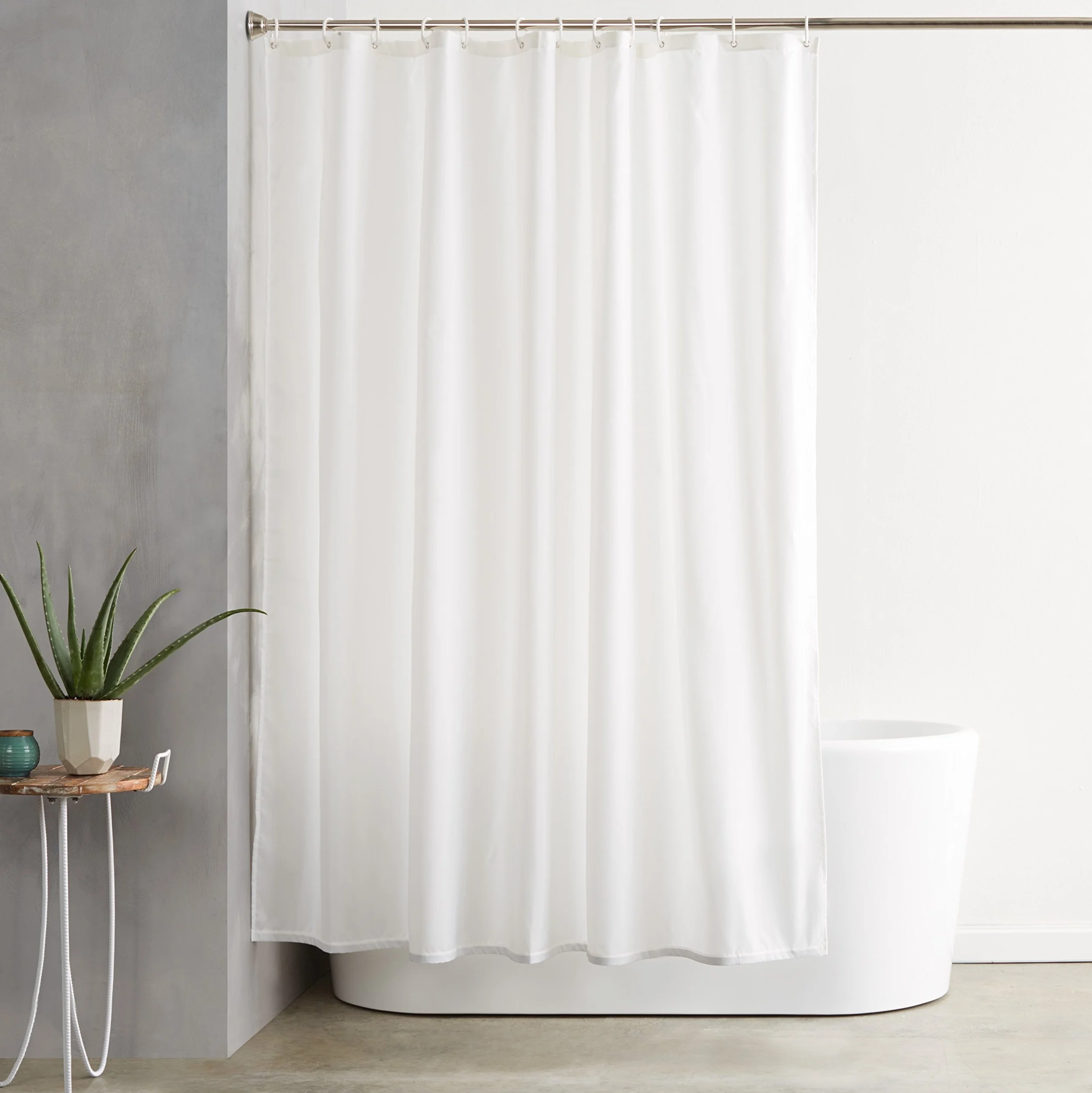 Amazon Basics Cortina de Ducha de Tela Resistente al Agua y al Moho, con Ojales y Ganchos, Lavable a máquina, 180 x 180 cm, Color Blanco