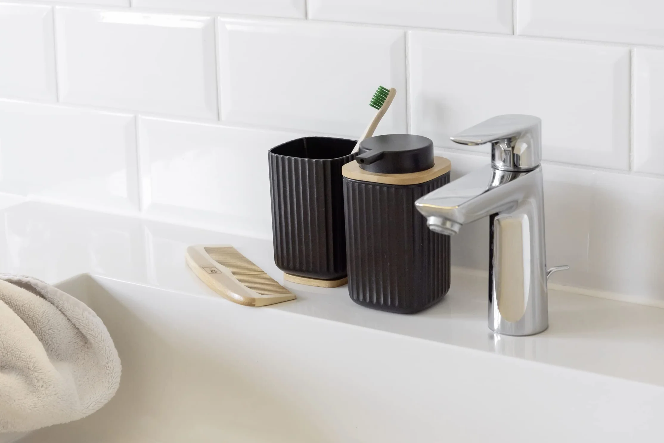 WENKO Vaso para cepillo de dientes Rotello, de plástico, para cepillos de dientes, y base de bambú, para guardar utensilios, con estructura acanalada de fácil sujeción, Ø 8,6 x 11,1 cm, negro/natural