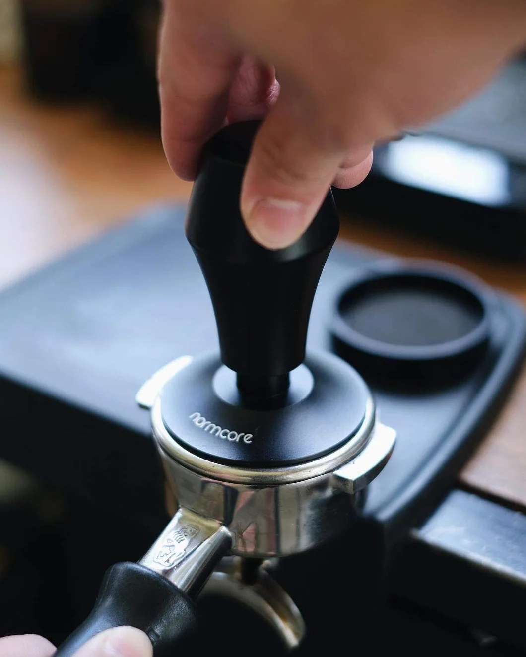 Normcore Prensador de café 58,5mm - Prensador de café molido - elegante pisón de espresso como juego de prensador barista, presión de prensado calibrada | - 15lb / 25lb / 30lbs presión de prensado