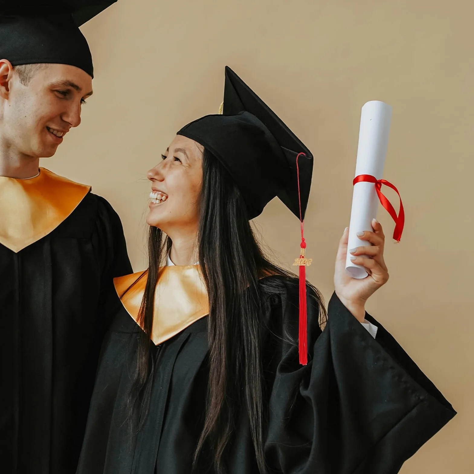 CALLARON 12 Piezas Borla para Birrete de Graduación Roja 2026 con Dije Decorativo, Material de Poliéster y Aleación de Zinc, Accesorio Reemplazable para Temporada de Graduación