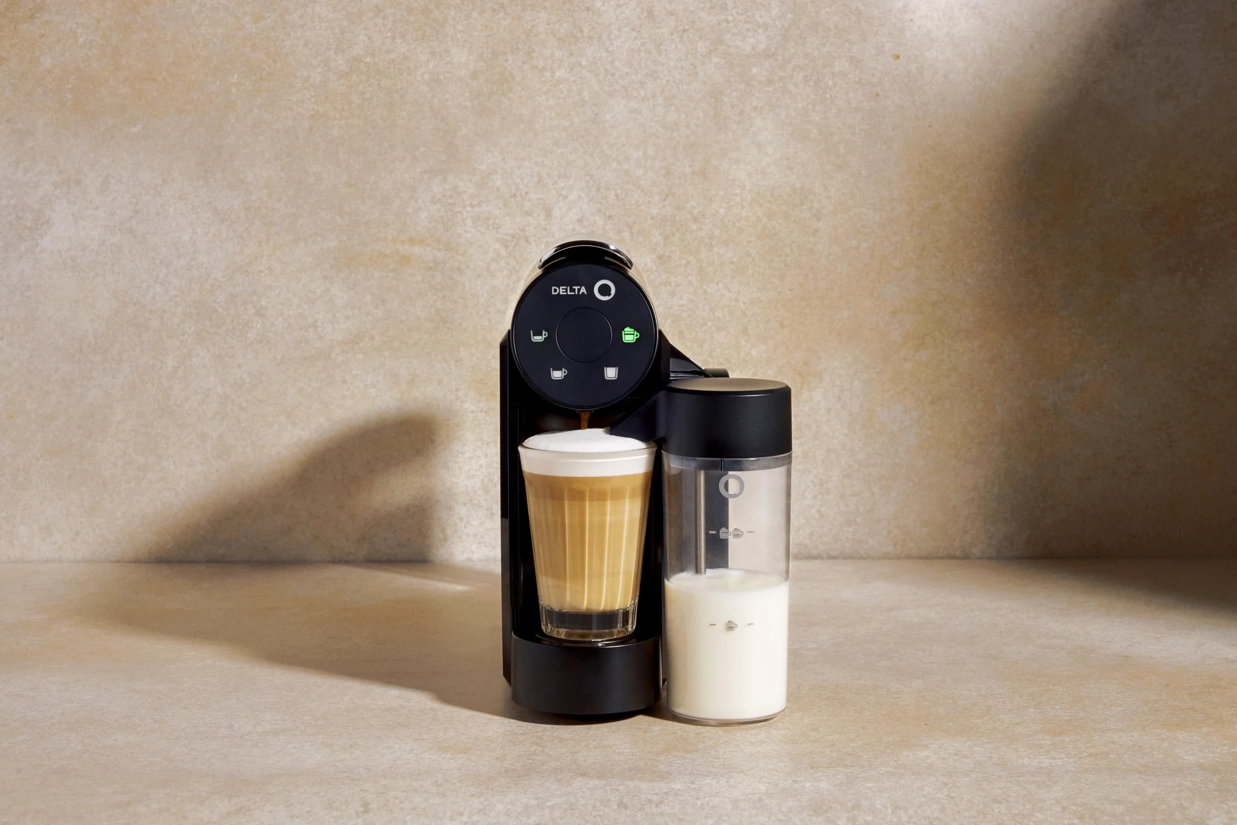 Delta Q MiniMilkQool Negra - Cafetera para cápsulas Depósito para leche. Compacta Versátil y Minimalista - Fácil de usar