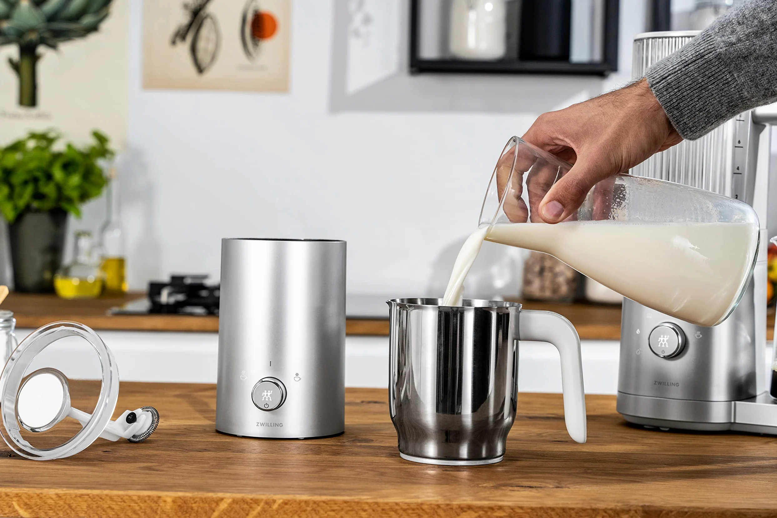 ZWILLING ENFINIGY Espumador de leche eléctrico para leche caliente y fría y alternativas a la leche de origen vegetal, 400 ml, Plata