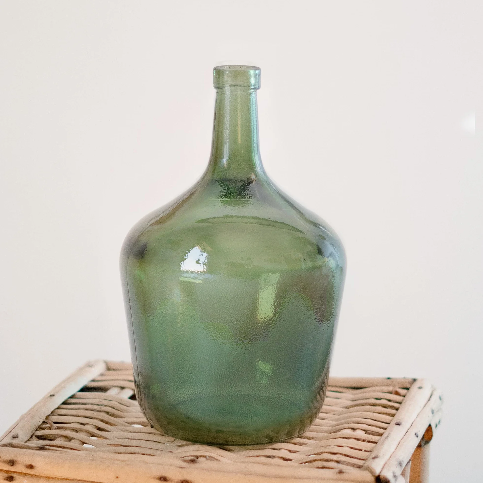 Damajuana de Vidrio, 2L, Botella Decorativa Estilo Mediterráneo, Jarrón Artesanal para Hogar y Jardín (Verde Oliva)