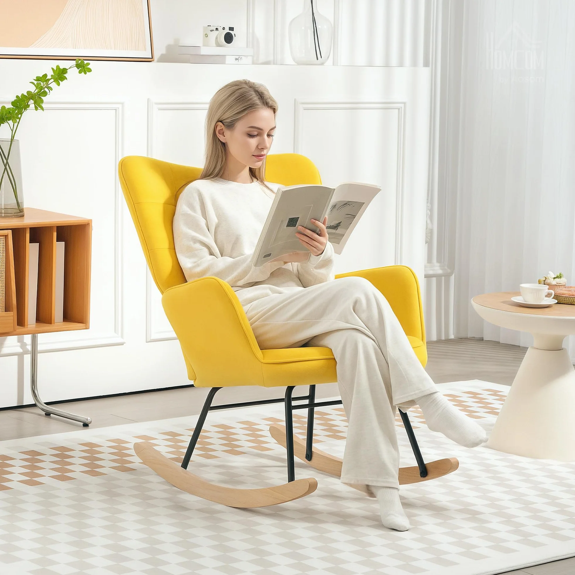 HOMCOM Sillón balancín tapizado de terciopelo estructura acero patas madera maciza amarillo