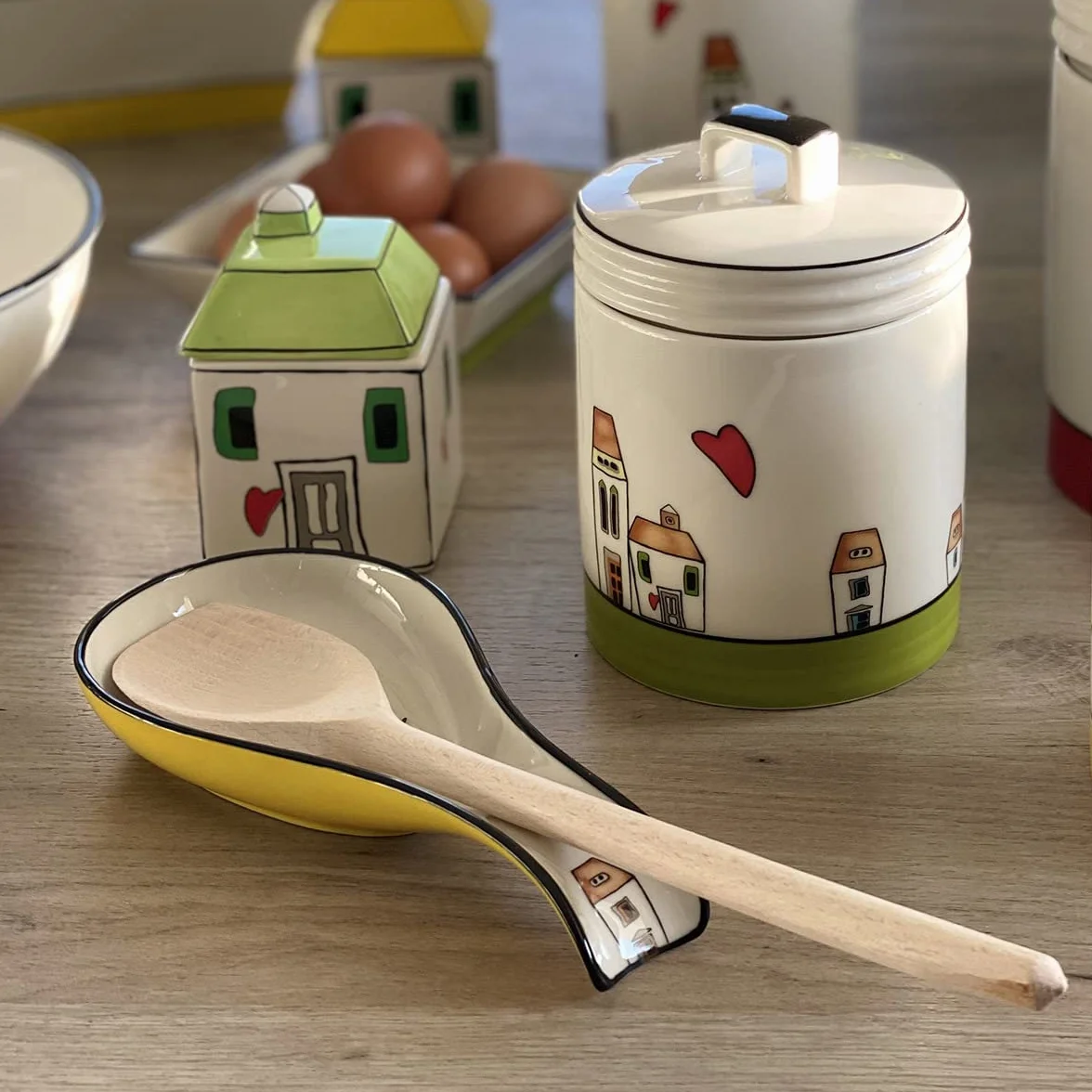 Egan Reposa cucharas Colección Le Casette. Objeto fabricado en porcelana de color verde. Dimensiones: 21 x 10 cm. Referencia: 192004