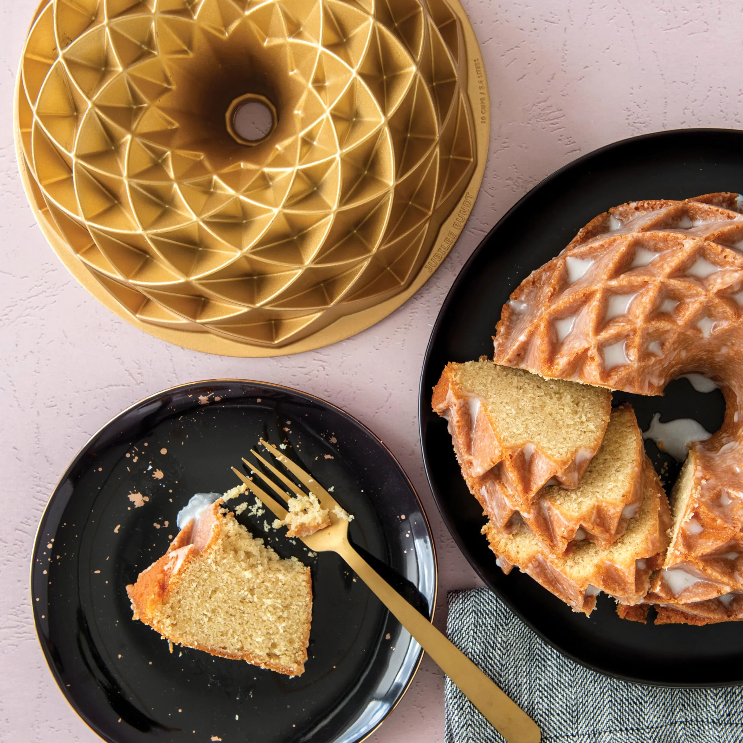 Nordic Ware Jubilee Bundt - Molde de aluminio fundido, molde para tartas con patrón geométrico, hecho en los Estados Unidos, color: dorado