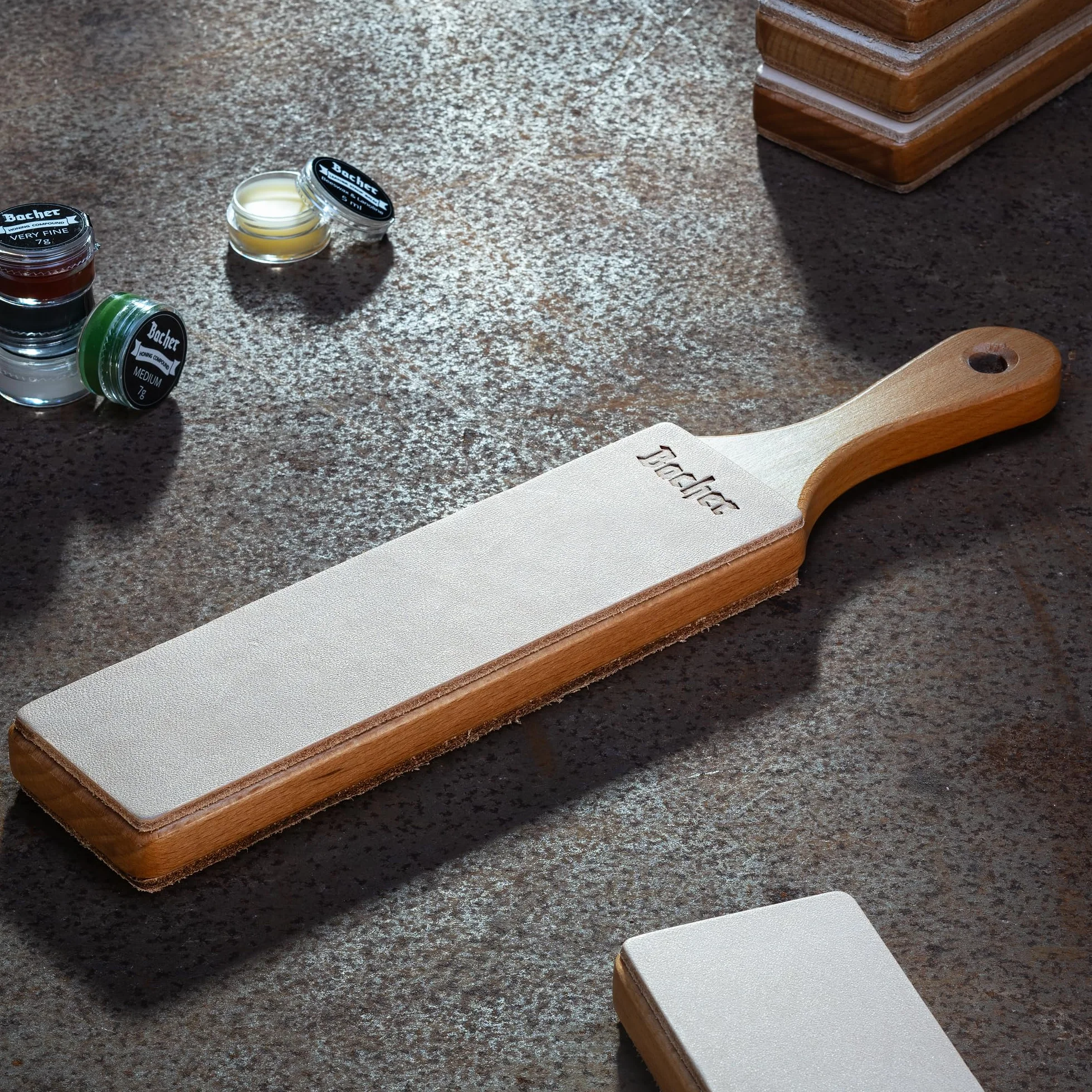 BACHER Premium Asentador de Cuero Strop para Cuchillos Paleta de madera dura cubierta concuero de curtido vegetal de 1/8"de grosor. Incluye un kit de 4 compuestos de afilado.