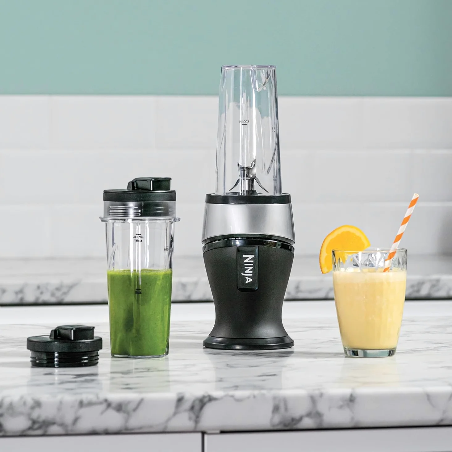 Ninja Batidora delgada de 700 W y batidora, 2 vasos de 470 ml con tapas de boquilla, licuadora personal, hielo triturado y fruta congelada, plata/negro QB3001UKS