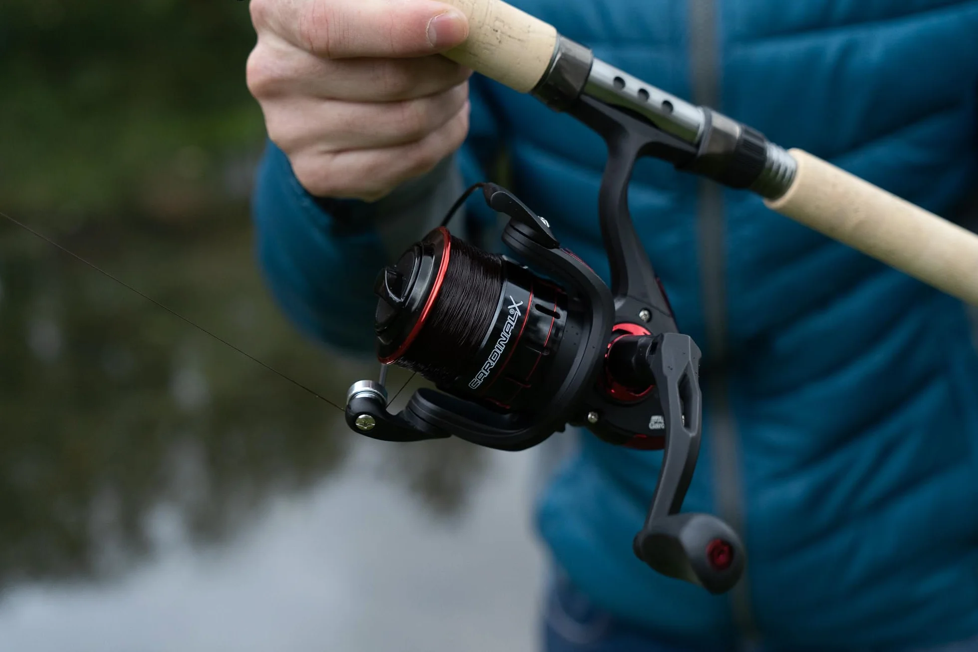Abu Garcia Cardinal X - Carrete Giratorio Completo, Carrete de Agua Dulce para Pesca de señuelo depredador, Trucha, Perca, Lucio, salmón, Robusto y Ligero, Aluminio Negro y Rojo, Varios tamaños