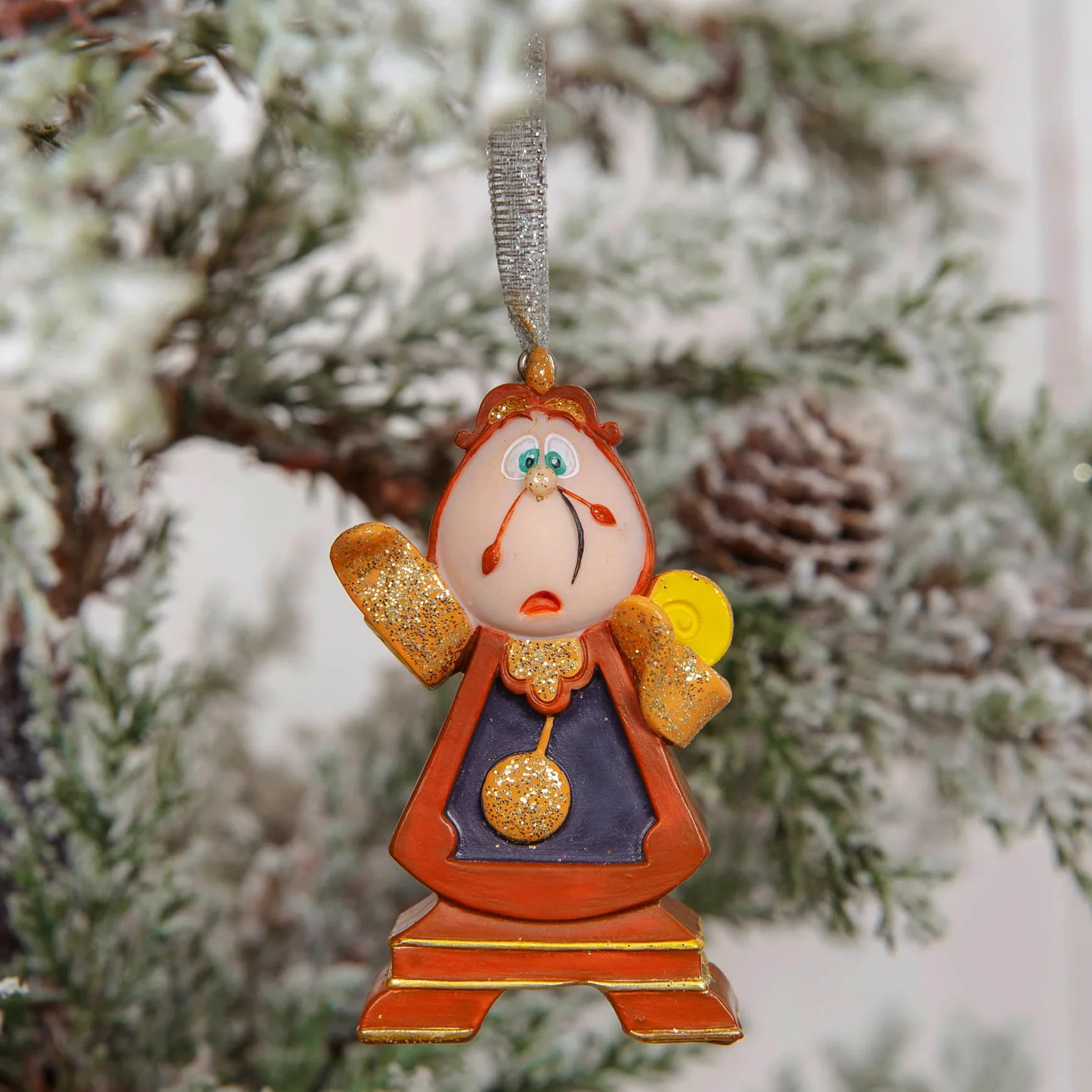 Disney – Juego de 4 adornos colgantes de resina de La Bella y la Bestia – Cogsworth, Chip, Lumiere & Mrs Potts – Adornos de árbol de Navidad con purpurina – Regalo con licencia y artículos para el