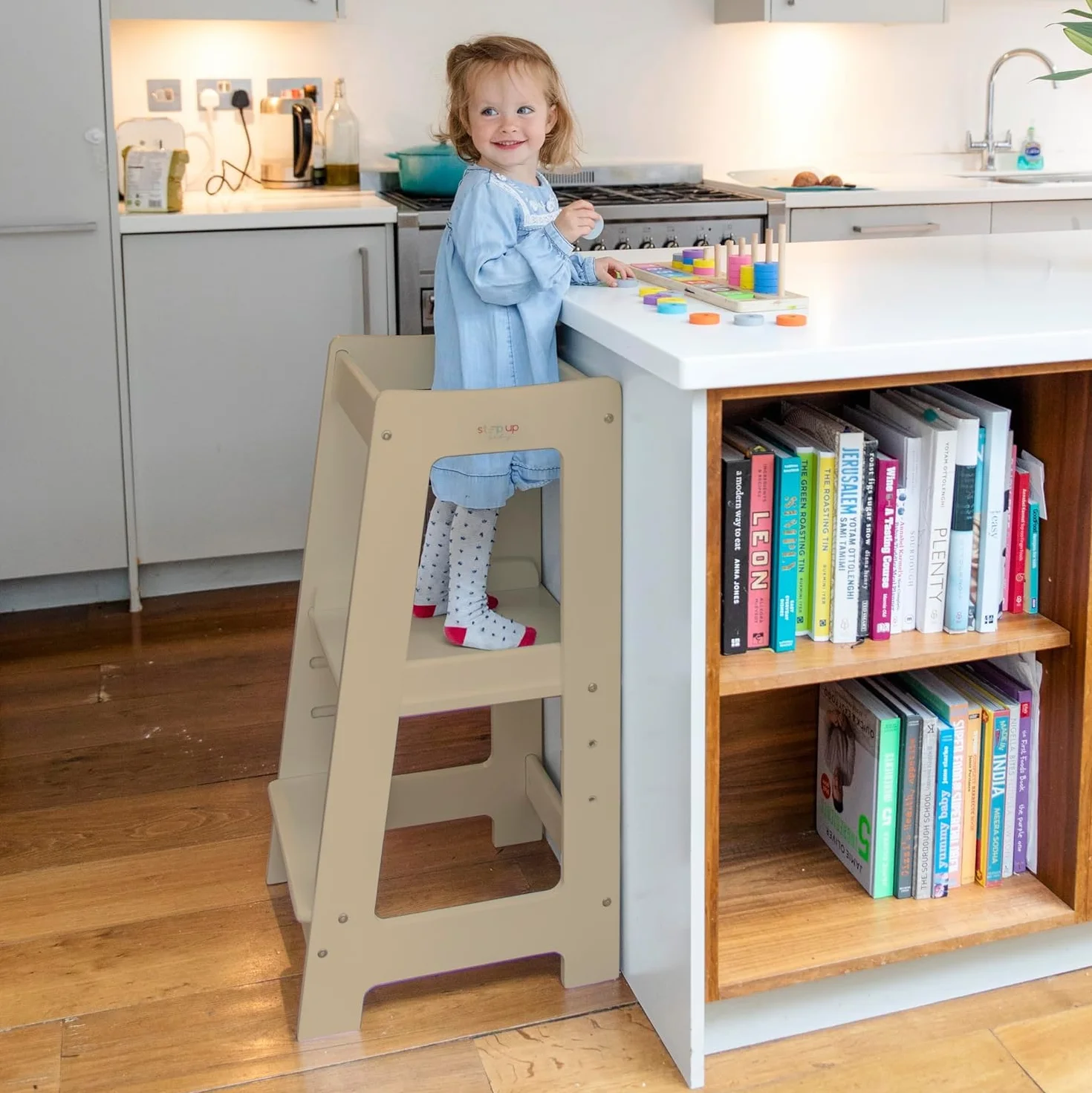 Stepup Baby Torre de Aprendizaje Montessori Taburete Infantil Madera Altura Ajustable Barra Seguridad para Niños 18 Meses a 5 Años
