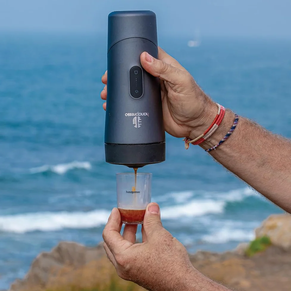Handpresso Auto | cafetera a batería - USB/C | cafetera de viaje premium para coche, furgoneta y uso outdoor | funciona con cápsulas espresso compatibles y recargables | prepara Espresso y Lungo