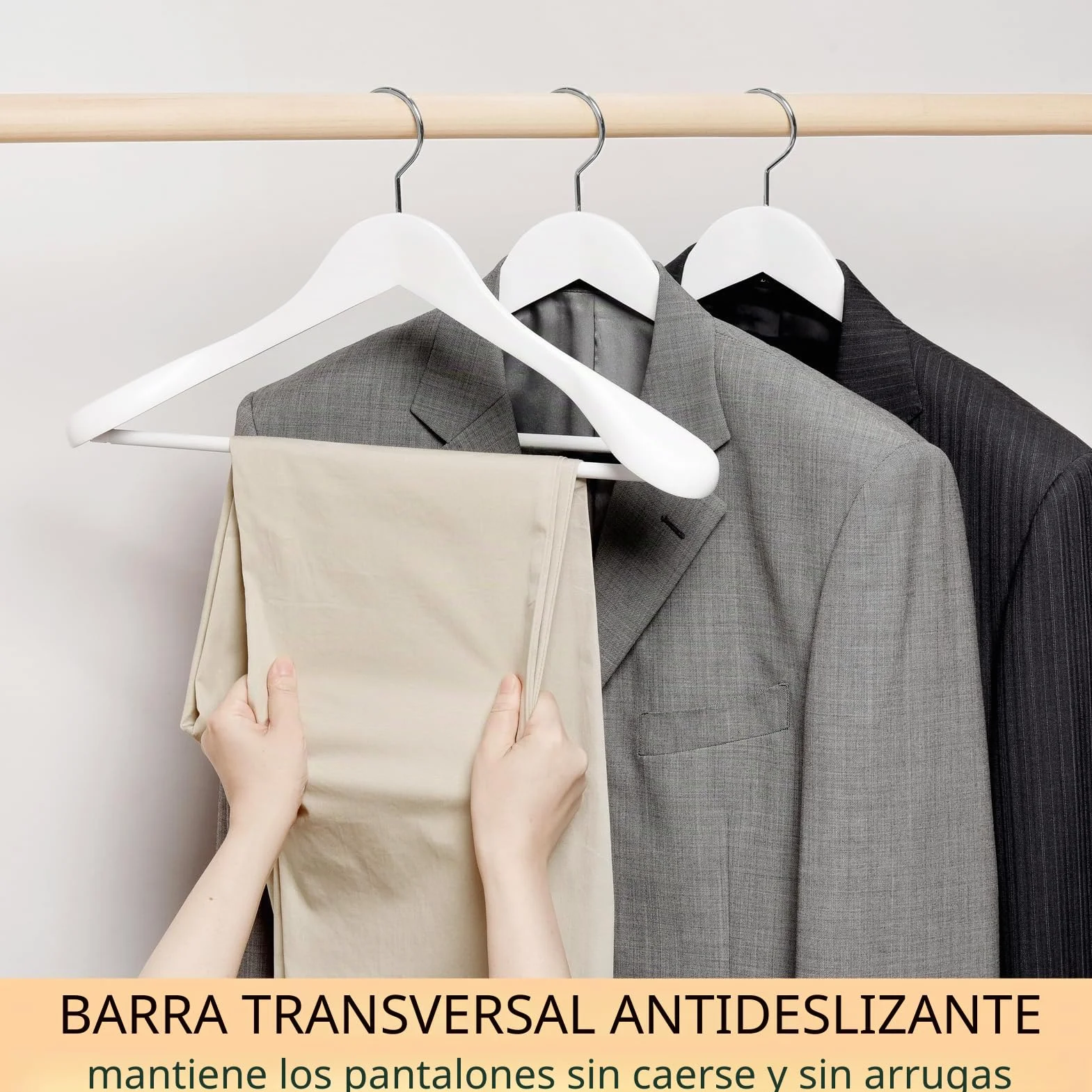 Amber Home 10 Unidades 44,5cm Perchas de Madera Blanco con Hombros Anchos, Lujosa y Robusta Percha para Ropa Exterior Abrigos Trajes Chaquetas con Varilla Redonda Antideslizante