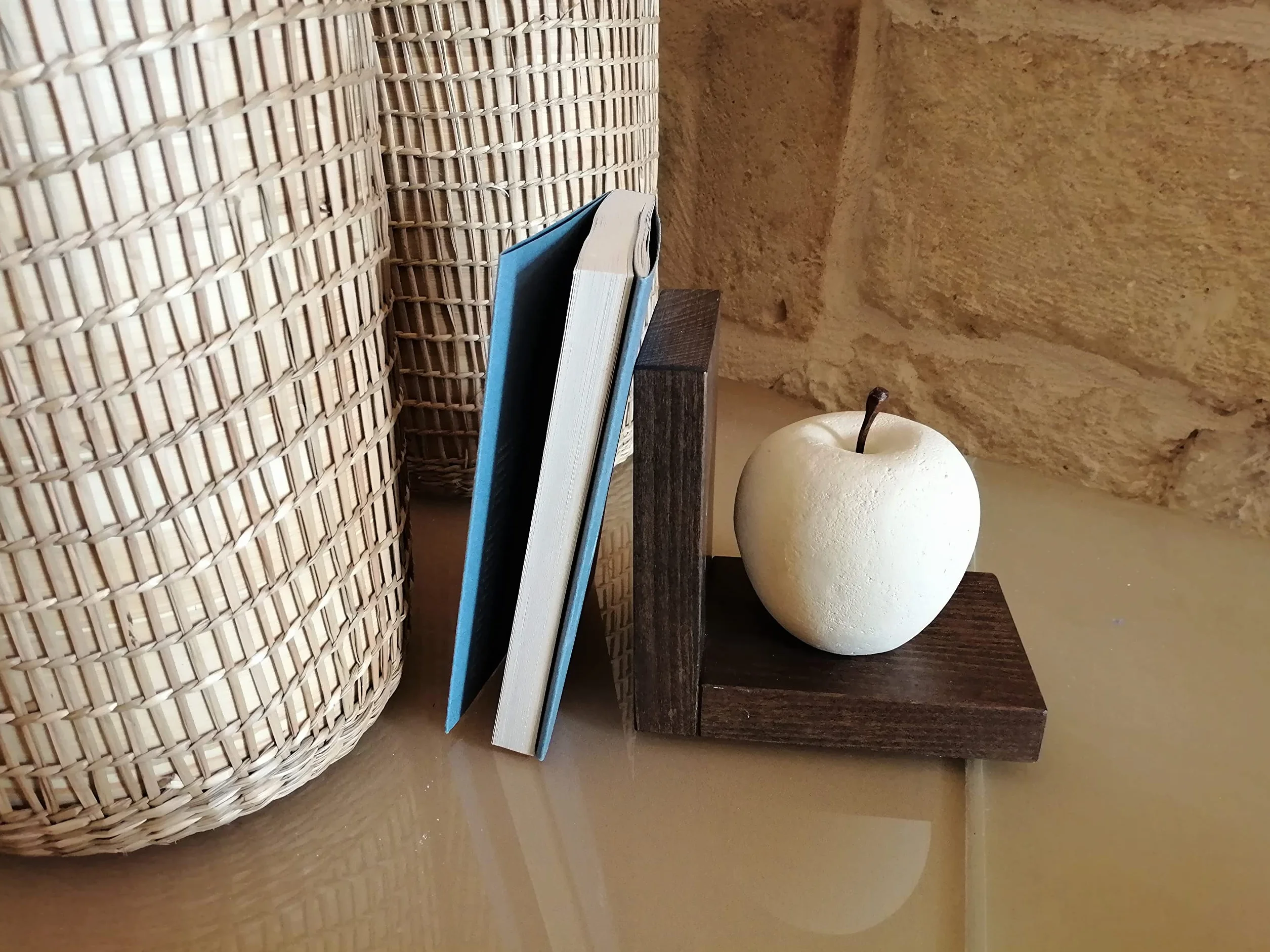 Sujetalibros Manzana. Escultura de Piedra sobre Base de Madera. Producto Hecho a Mano.Q027M