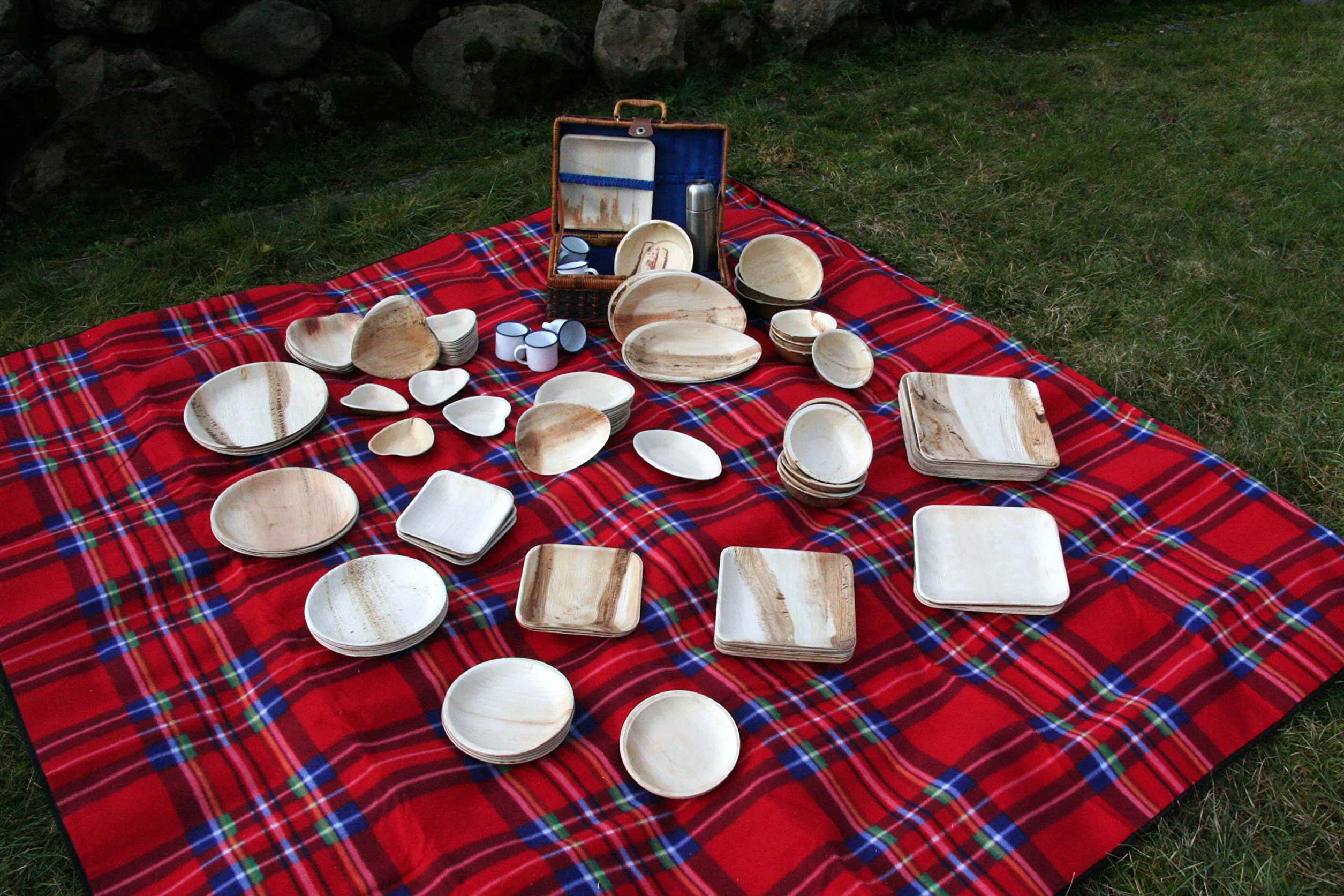 25 Platos Desechables de Hoja de Palma Orgánicos - Redondo Ø 15 cm - Vajilla Ecológica Elegante - Estable, Natural y Compostable - Menaje para Fiestas o Cocktail