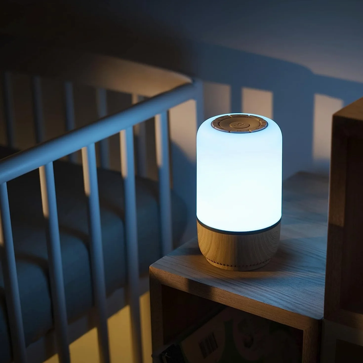 Maxi-Cosi Soothe Luz quitamiedos bebe, máquina de ruido blanco con 20 sonidos relajantes, luz nocturna inteligente, compatible con Alexa y Google Home