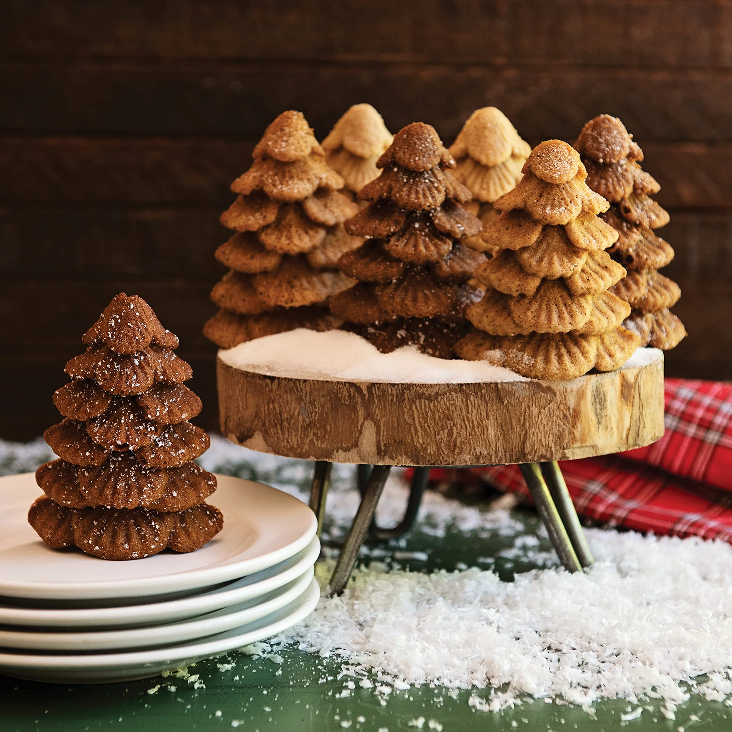 Nordic Ware Evergreen - Molde para tartas de Navidad, molde de aluminio fundido, bandeja para magdalenas para mini pasteles, fabricado en Estados Unidos, color plateado
