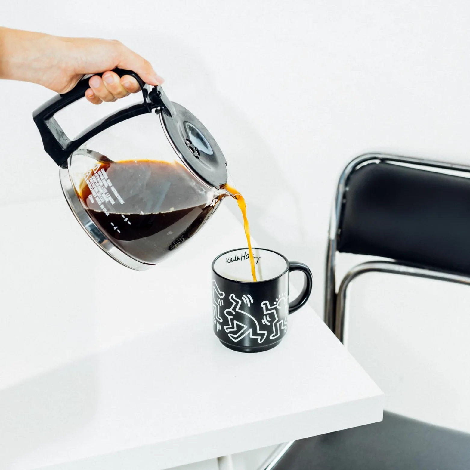 Grupo Erik Juego Tazas de Café Keith Haring - 4 Tazas Originales | para regalar para desayuno (300ml) Aptas Lavavajillas y Microondas, Incluye soporte