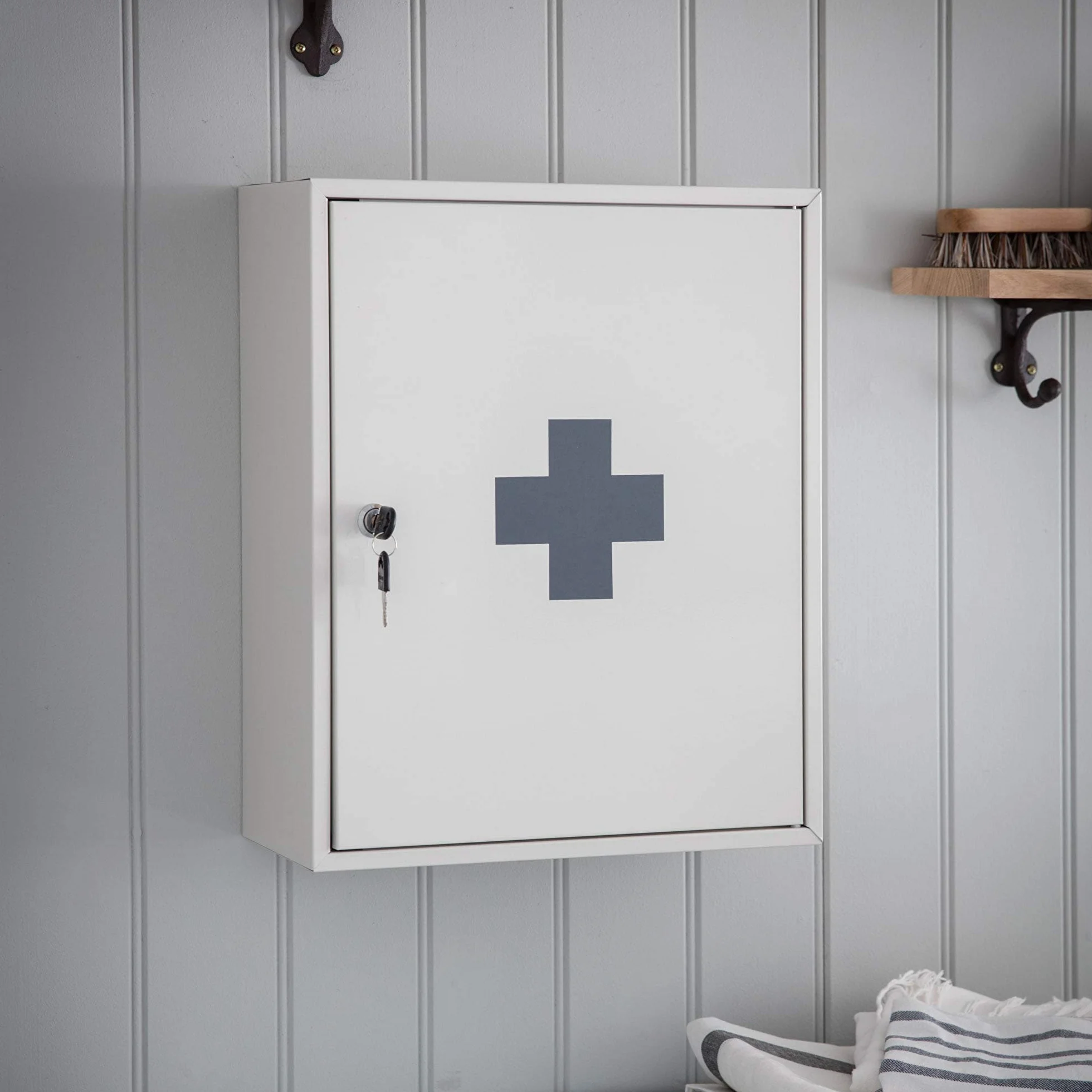 CKB LTD Medicine First Aid Medical - Armario de pared con 3 estantes y bloqueable, incluye 2 llaves, fabricado en acero recubierto de polvo de 45 x 36 x 16 cm