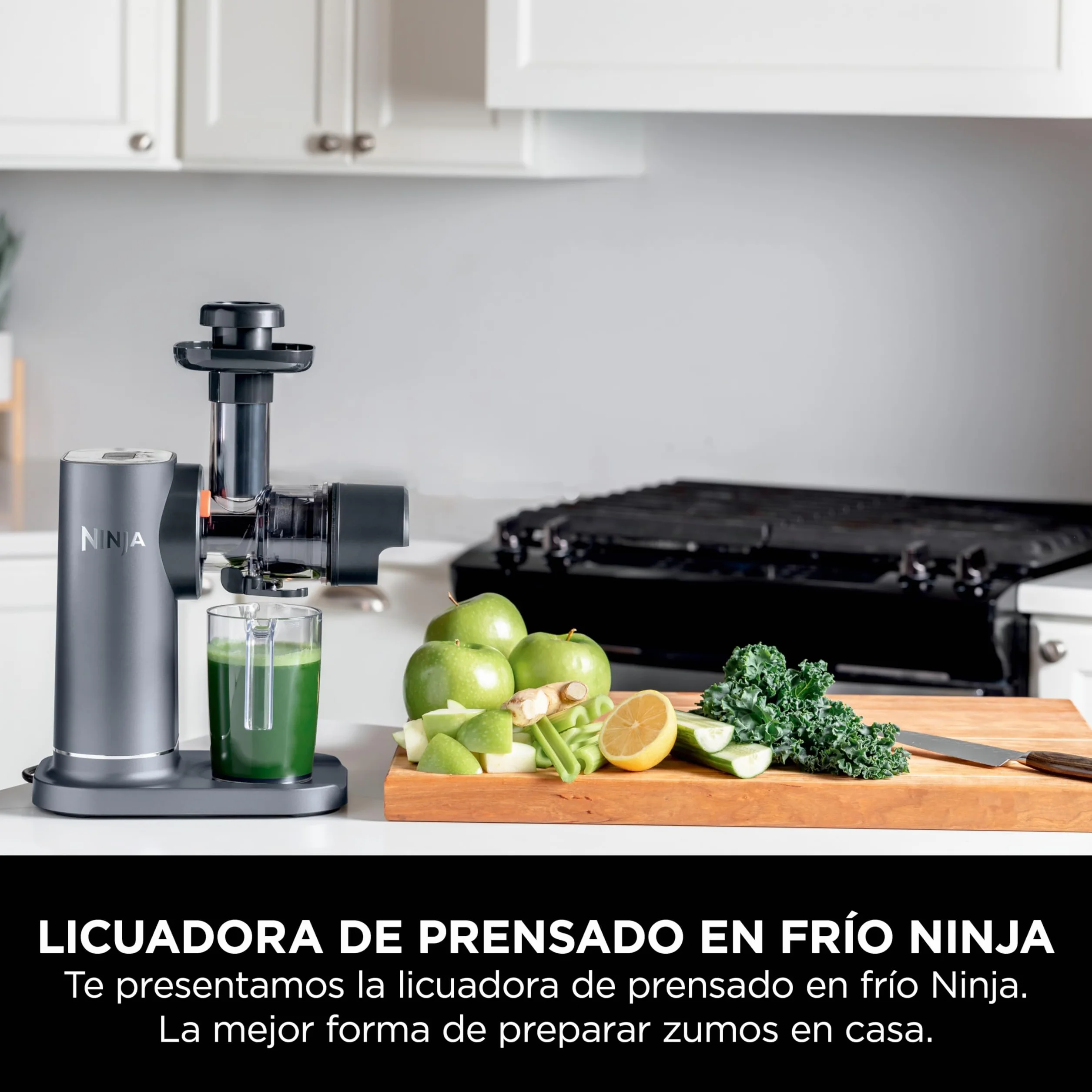 Ninja Licuadora de Prensado en Frío para Zumos y Bebidas Saludables - Diseño Compacto y Fácil de Limpiar - Jarra de 700 ml y Recipiente para Pulpa de 1,1 l - Gris, JC151EU