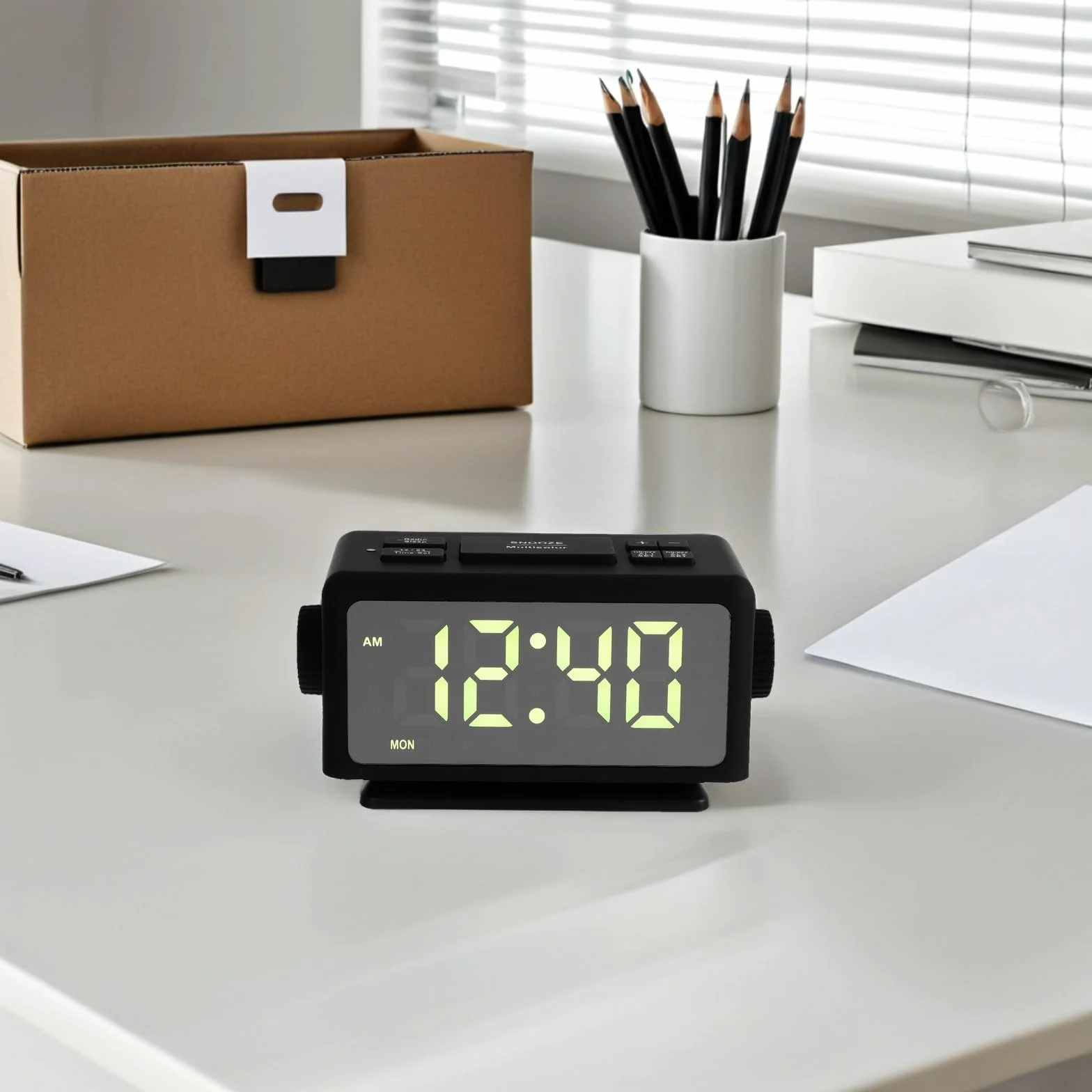 Reloj Despertador Radio Digital con Espejo LED Rgb y Doble Alarma | Pantalla de Hora y Día, Puertos USB Dobles, Diseño de Sobremesa para Dormitorio y Viajes