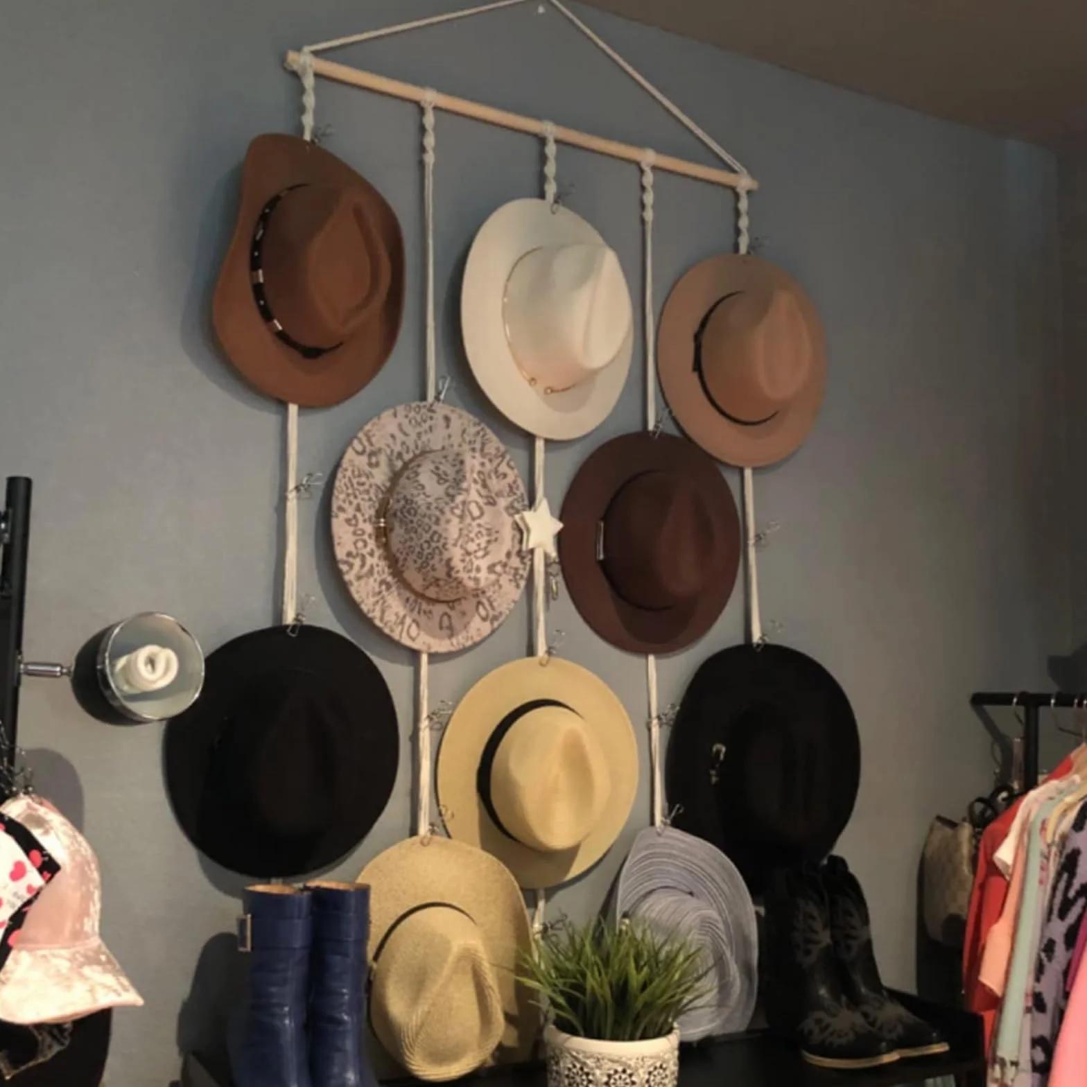 JOJOCY Estante para sombreros de pared, organizador con 12 clips, colgador decorativo para sombreros vaquero Fedora y ala ancha