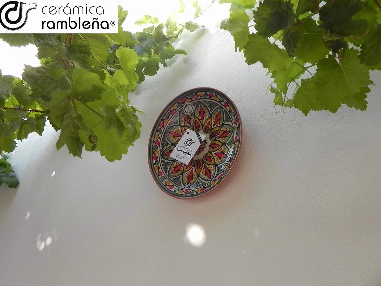 CERÁMICA RAMBLEÑA | Plato decorativo para colgar en pared | Plato de cerámica | Rojo-Verde-Amarillo | 100% Hecho a mano | 27x27x4.5 cm