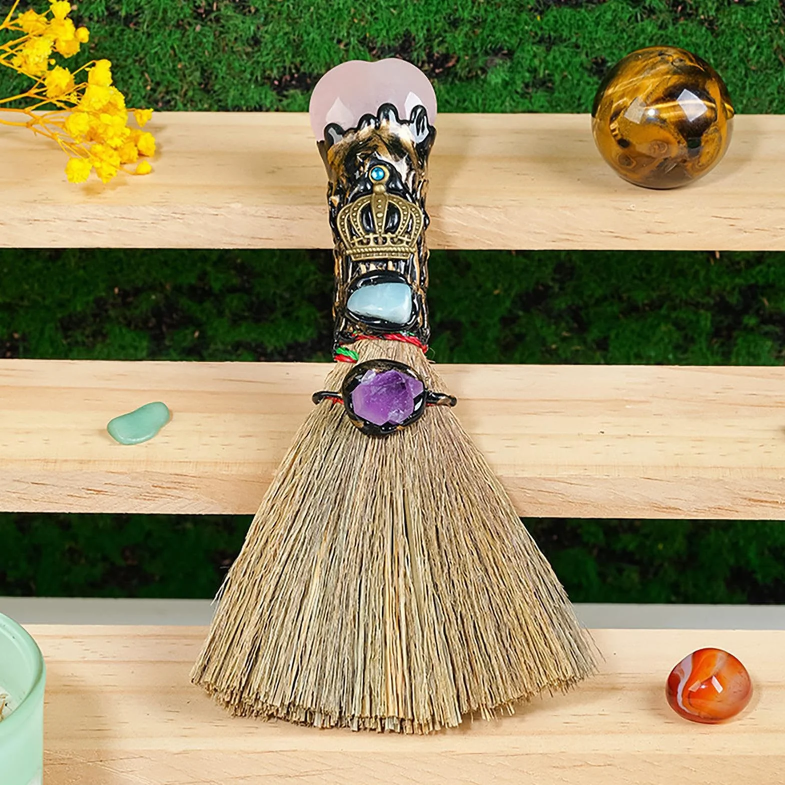 Escoba de altar de bruja | Escoba de bruja en forma de corazón de cristal para altar | Escoba de bruja para decoración del hogar, adornos curativos de Fengshui para el hogar, coche, oficinas, altar