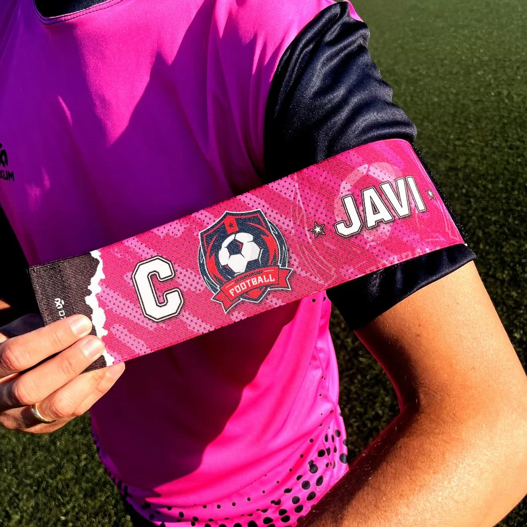 Brazalete de Capitán Personalizado OXUM Sport para Fútbol - Elástico y Ajustable con Escudo, Nombre y Bandera