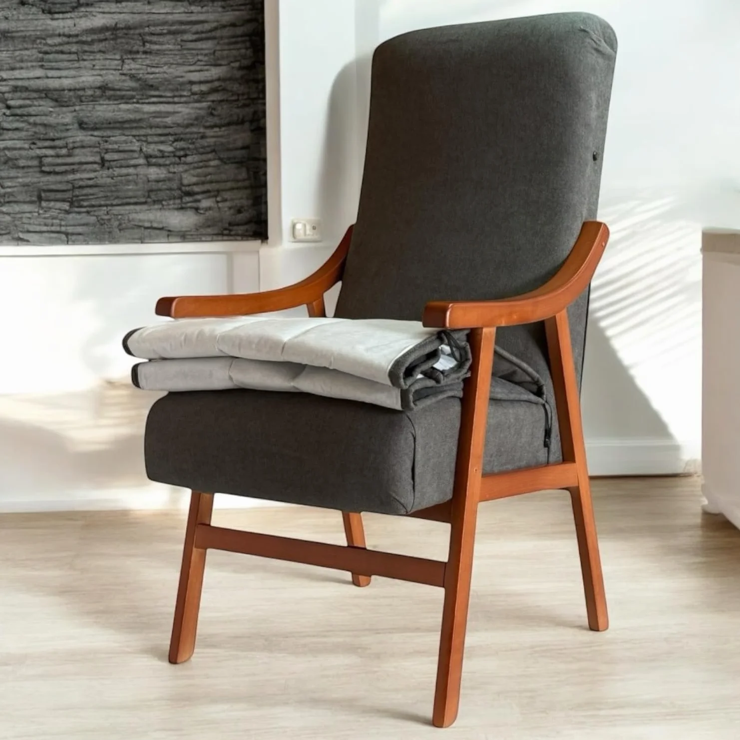 Sillón Alto con Manta y reposabrazos tapizado Marengo
