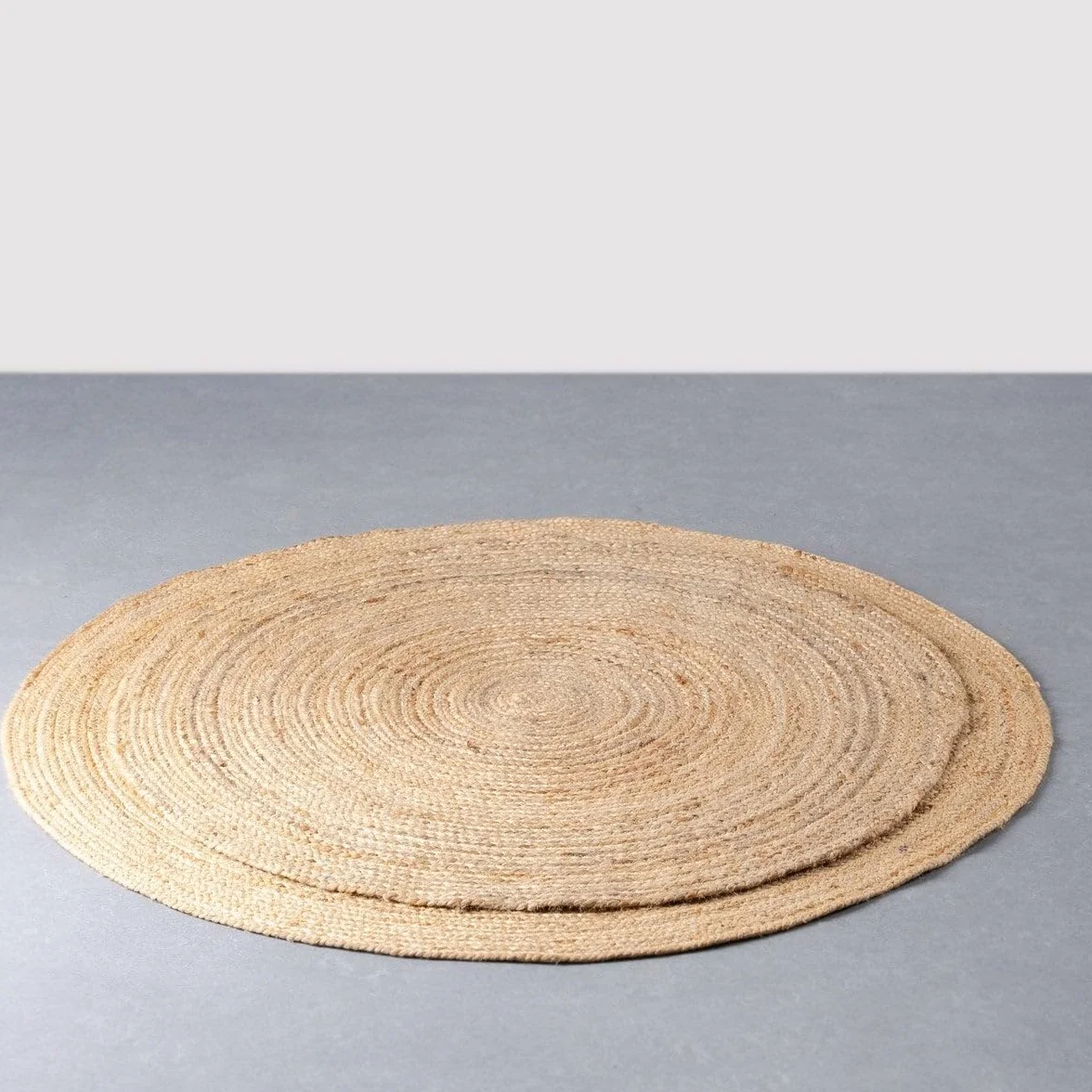 LOLAhome - Alfombra Redonda Trenzada de Yute Natural de 100 cm. Pieza Artesanal, Duradera y Atemporal, Vestir Suelos con Personalidad aportando Calidez y un frescor Natural.