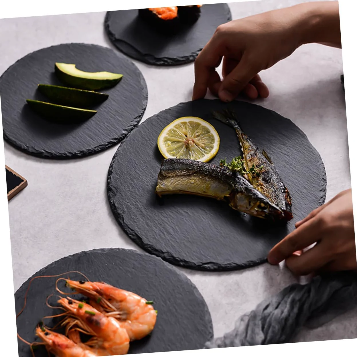 SOLUSTRE Plato de Piedra Redondo de Pizarra Negra para Servir Comida | Postres y Guarniciones, Uso en Casa o Restaurante, Estilo Rústico y Creativo