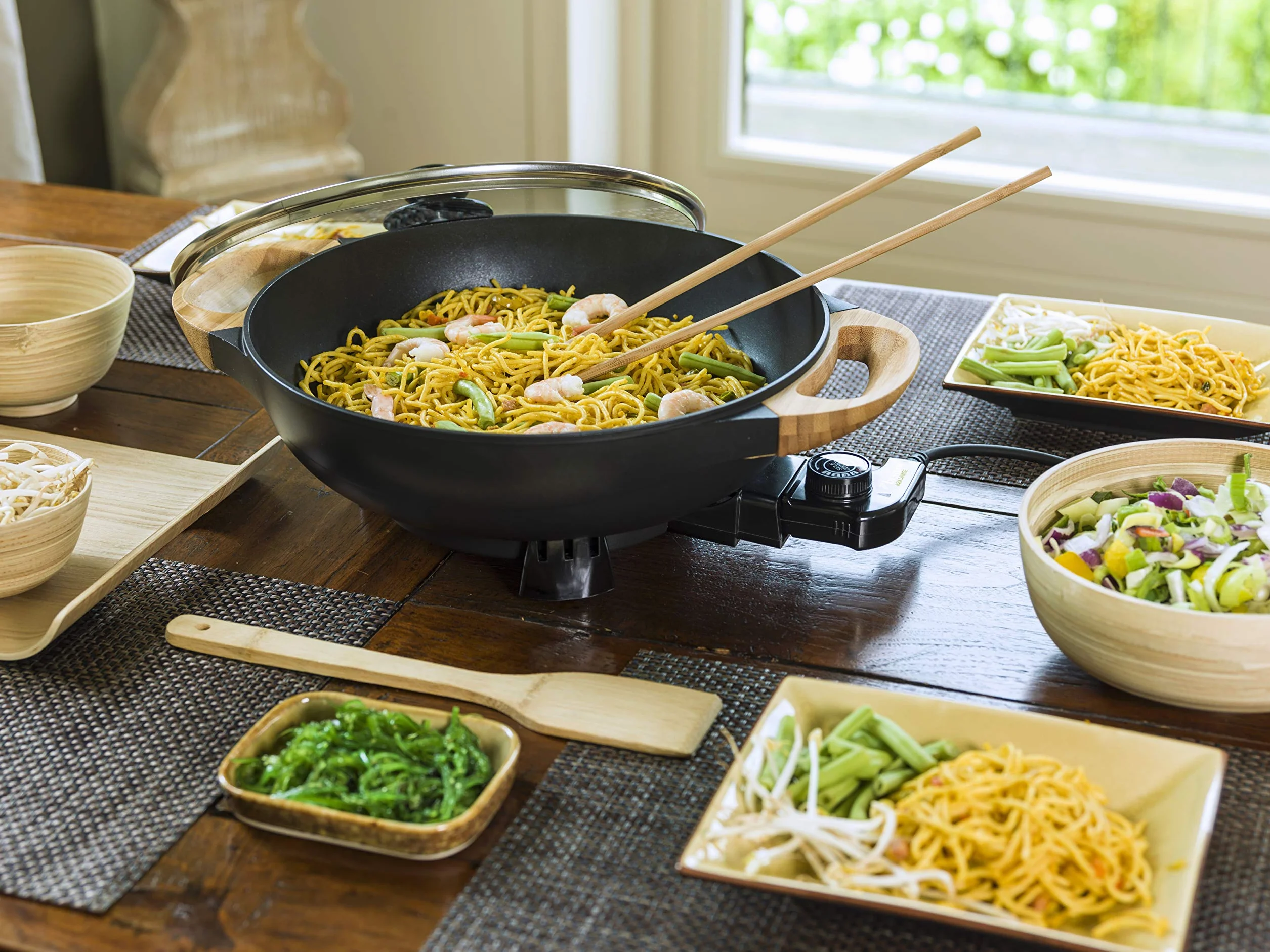 Bestron AEW100AS Wok eléctrico con asas de bambú, sartén wok XL con tapa de cristal en diseño asiático, incluye espátula de bambú, 2 palillos de cocina y libro de recetas, 1500 W, color negro, metal,