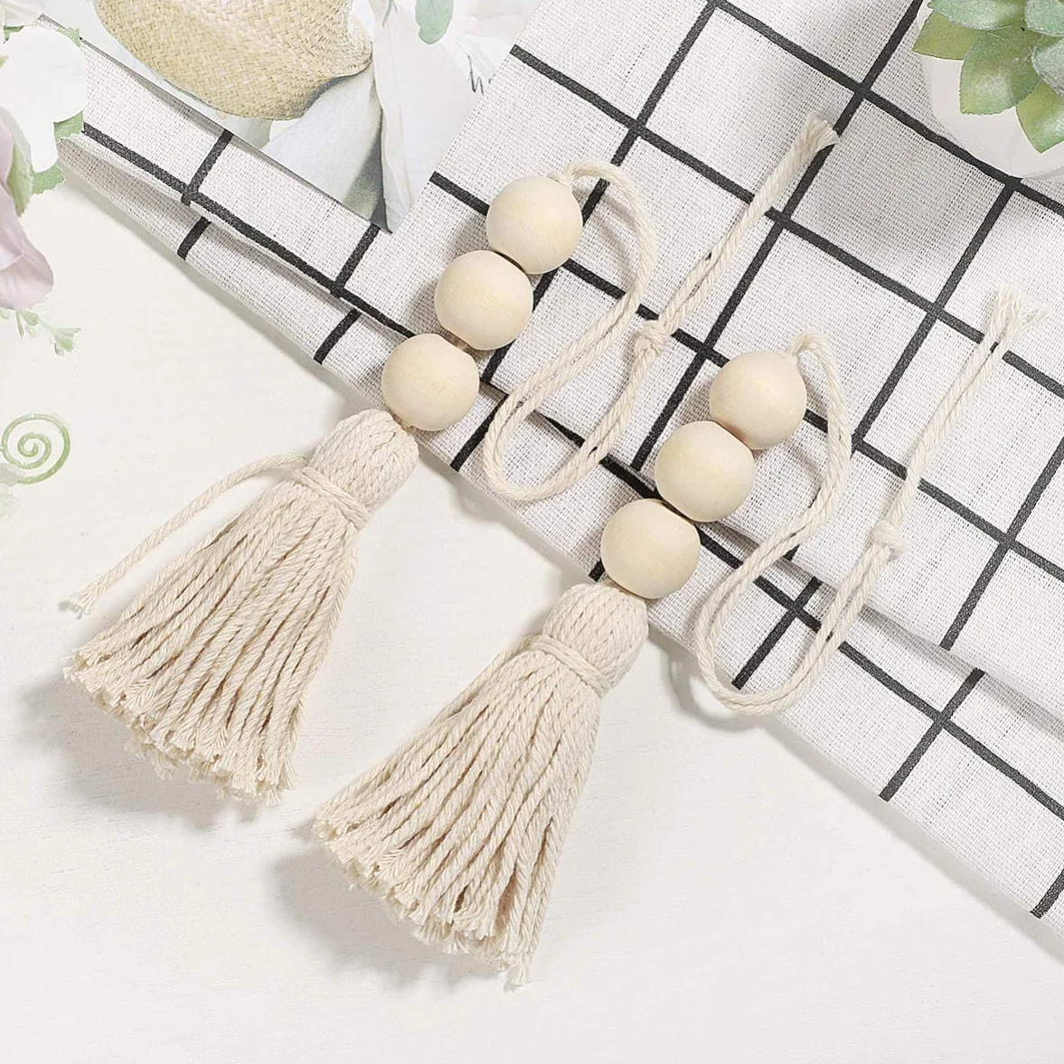 LATRAT Lote de 4 piezas de perlas con pompones de madera para tirador de armario - Decoración mural decorativa - Pompón - Colgante para armario, porche