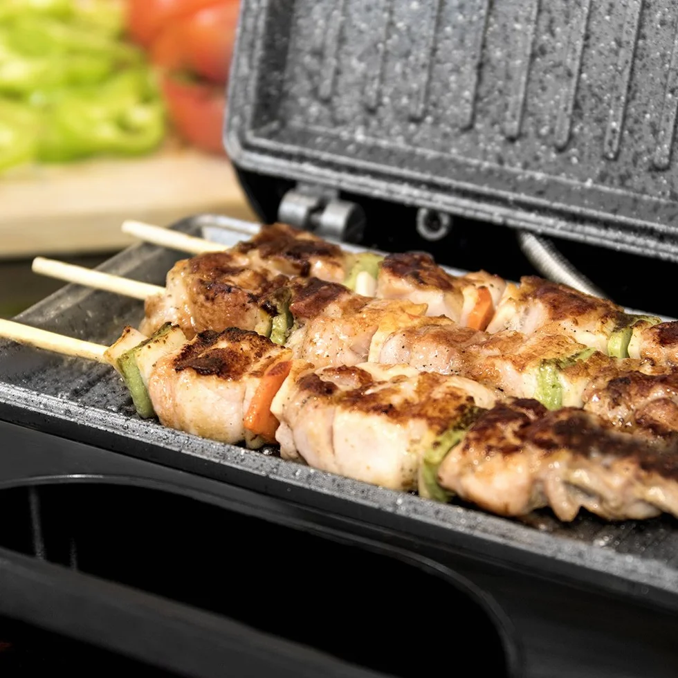 Cecotec Sandwichera con Revestimiento Antiadherente Rock’nToast Square. 750 W, Revestimiento de Piedra, Capacidad para 2 Sándwiches y Superficie Grill, Asa Tacto Frío, Recogecables