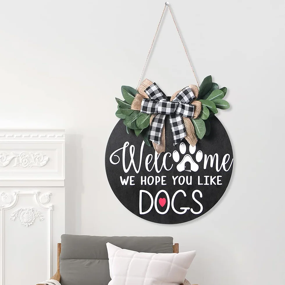 Alnicov Letrero de bienvenida de 11.8 pulgadas, con texto en inglés "Welcome We Hope You Like Dogs" para colgar en la puerta de la decoración del porche frontal, regalos de inauguración de la casa