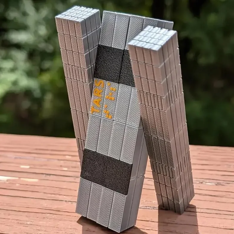Modelo Tars de Interstellar, reproducción del robotín de la película de Nolan