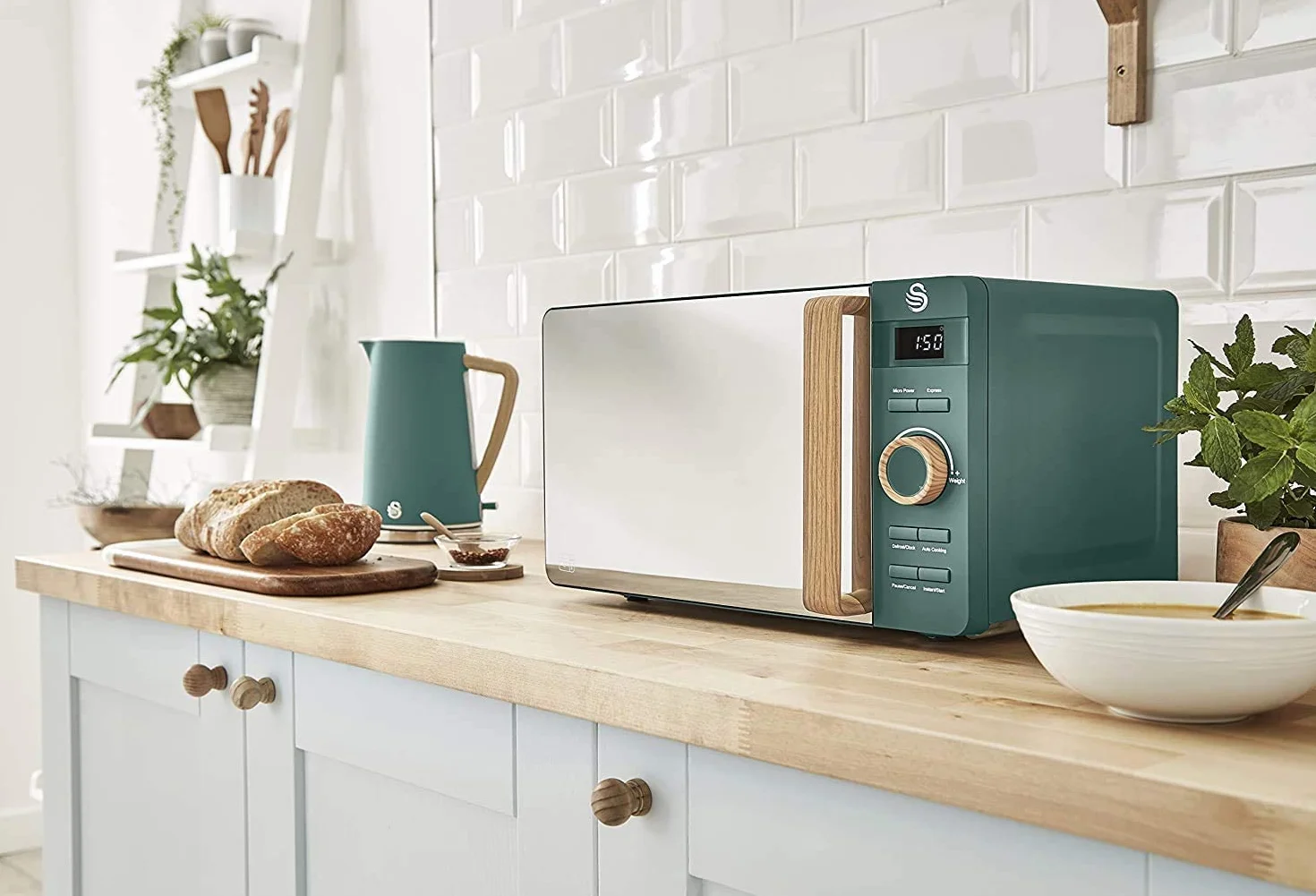 Swan Nordic Microondas digital 20L, 6 Niveles Funcionamiento, 800W Potencia, Temporizador 30 min, Fácil Limpieza, Modo Descongelar, Diseño Moderno, Tirador Efecto Madera, Verde Mate