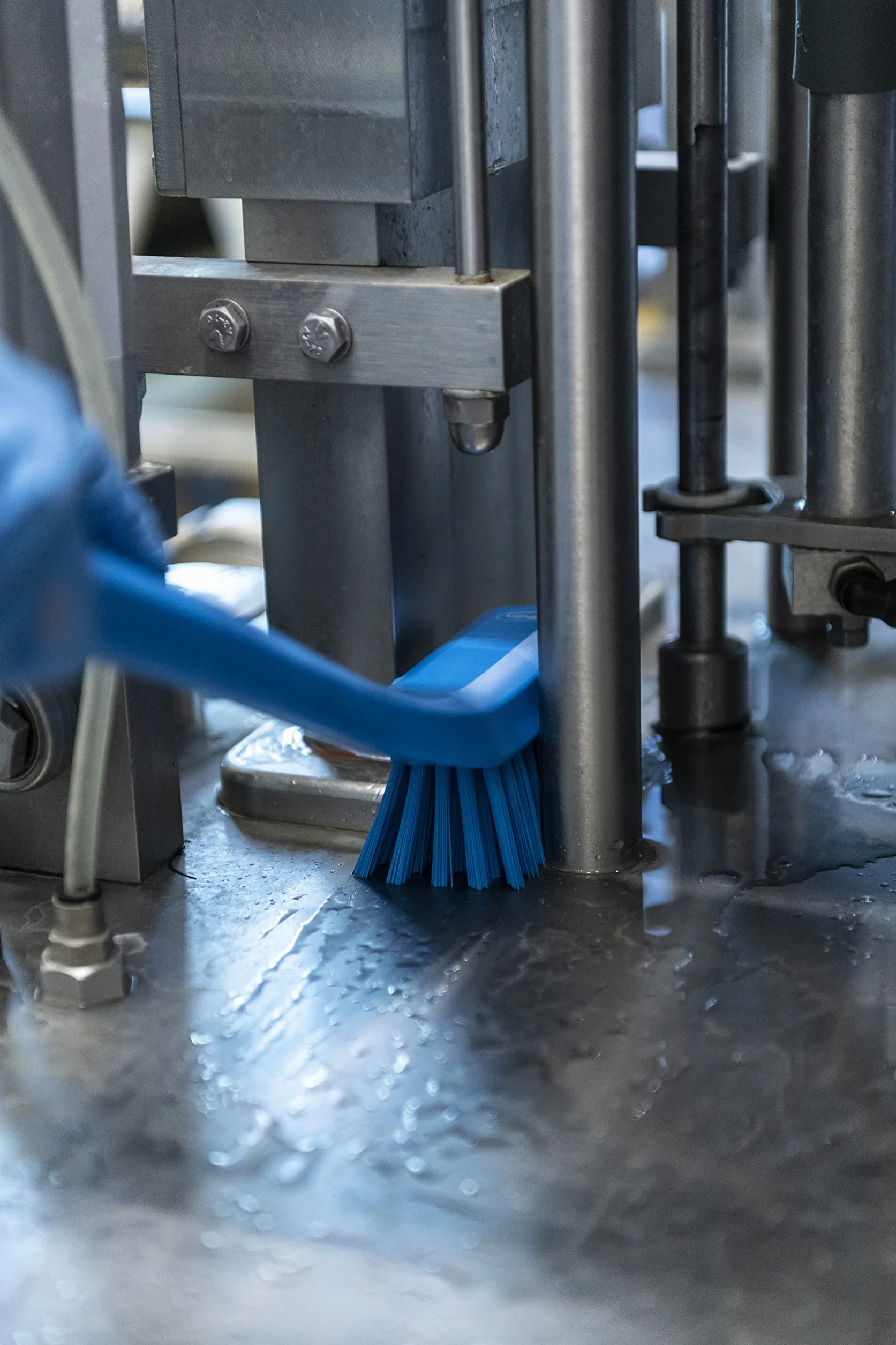 Vikan Cepillo de Mango Estrecho Largo, Bloque de Polipropileno, Amarillo, Talla única