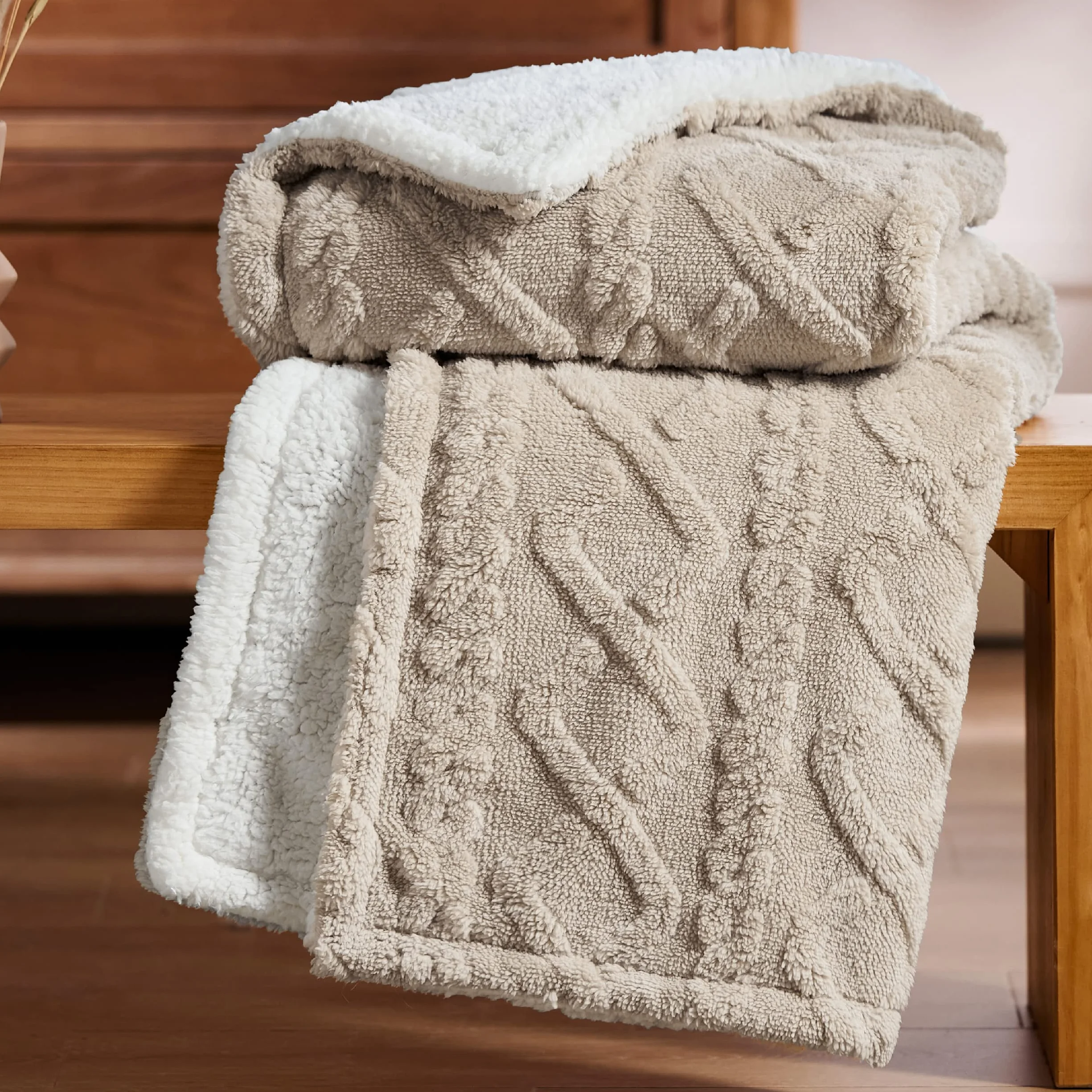 Bedsure Manta Sofa Sherpa 150x200 - Jacquard Reversible, Camello | Tejido Jacquard Reversible Con Forro Sherpa, Espeso Y Suave Para El Invierno, Versátil Para Sofá Y Cama
