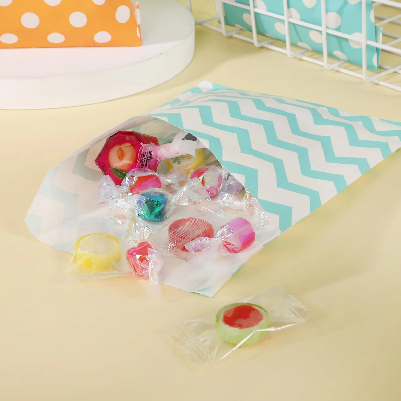 100 Piezas Bolsas de Papel para Regalos, Bolsitas para Chuches Bolsas Papel Kraft Bolsas Regalo Pequeñas con 175 Pegatinas para Envolver Regalos Navidad Halloween Cumpleaños Fiestas (5 Colores)