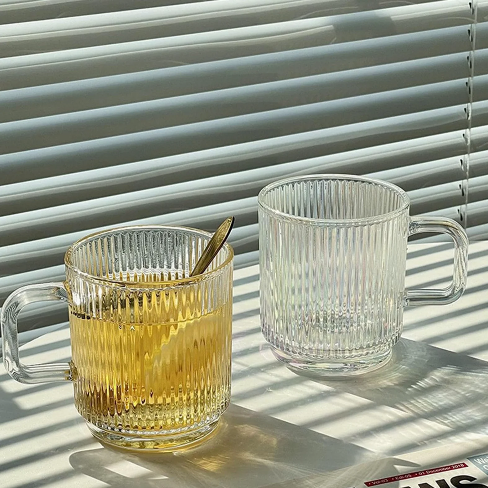 Paquete de 6 Tazas de café de Vidrio de 340 ml, Tazas de té clásicas con Rayas Verticales y asa, Ideales para Bebidas frías y Calientes.