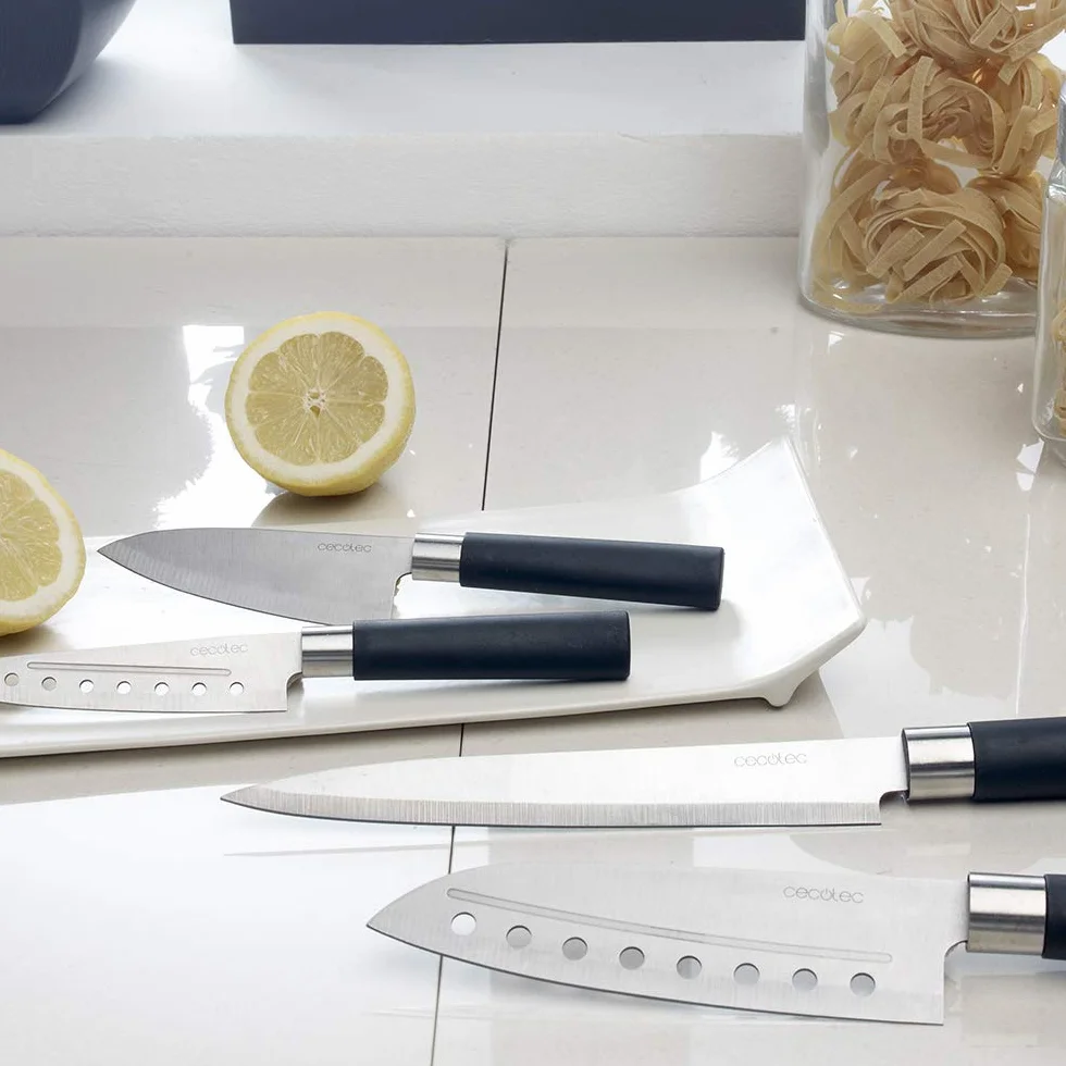 Cecotec Set de cuchillos multiusos Santoku. Filo de grosor de 2mm - Cuchillo picador y para trinchar de chef - Presentación en Estuche